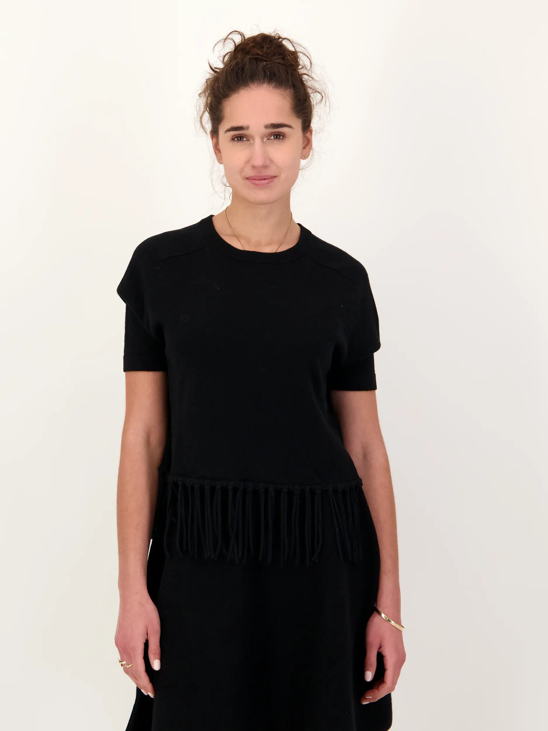 Pullover aus Wolle mit Fransen kurzarm - Artikel Vorderseite getragen von einem Modell - Farbe: Schwarz