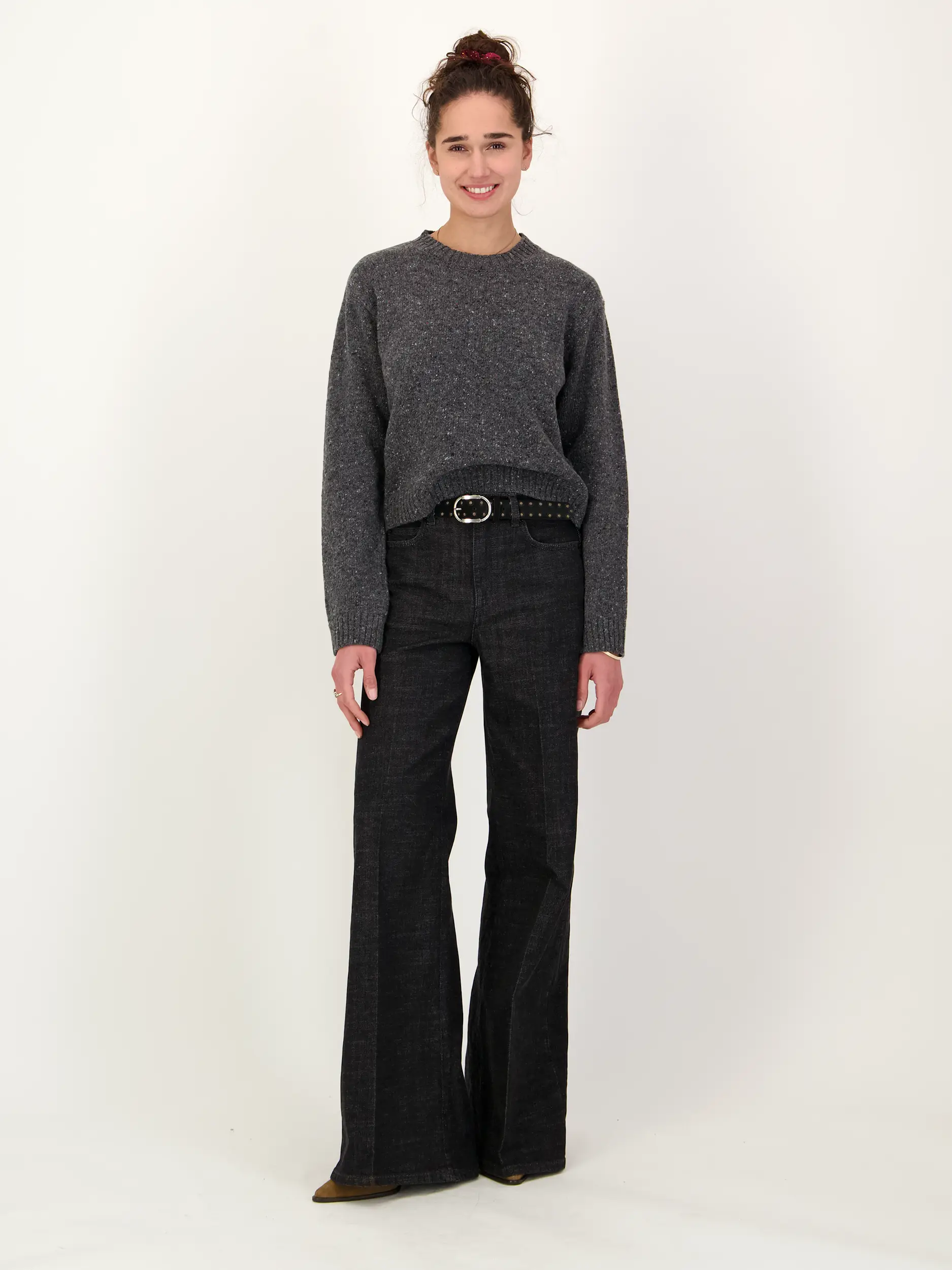 Pullover 'Salois' langarm - Artikel Teil eines Outfits getragen von einem Modell - Farbe: Grau