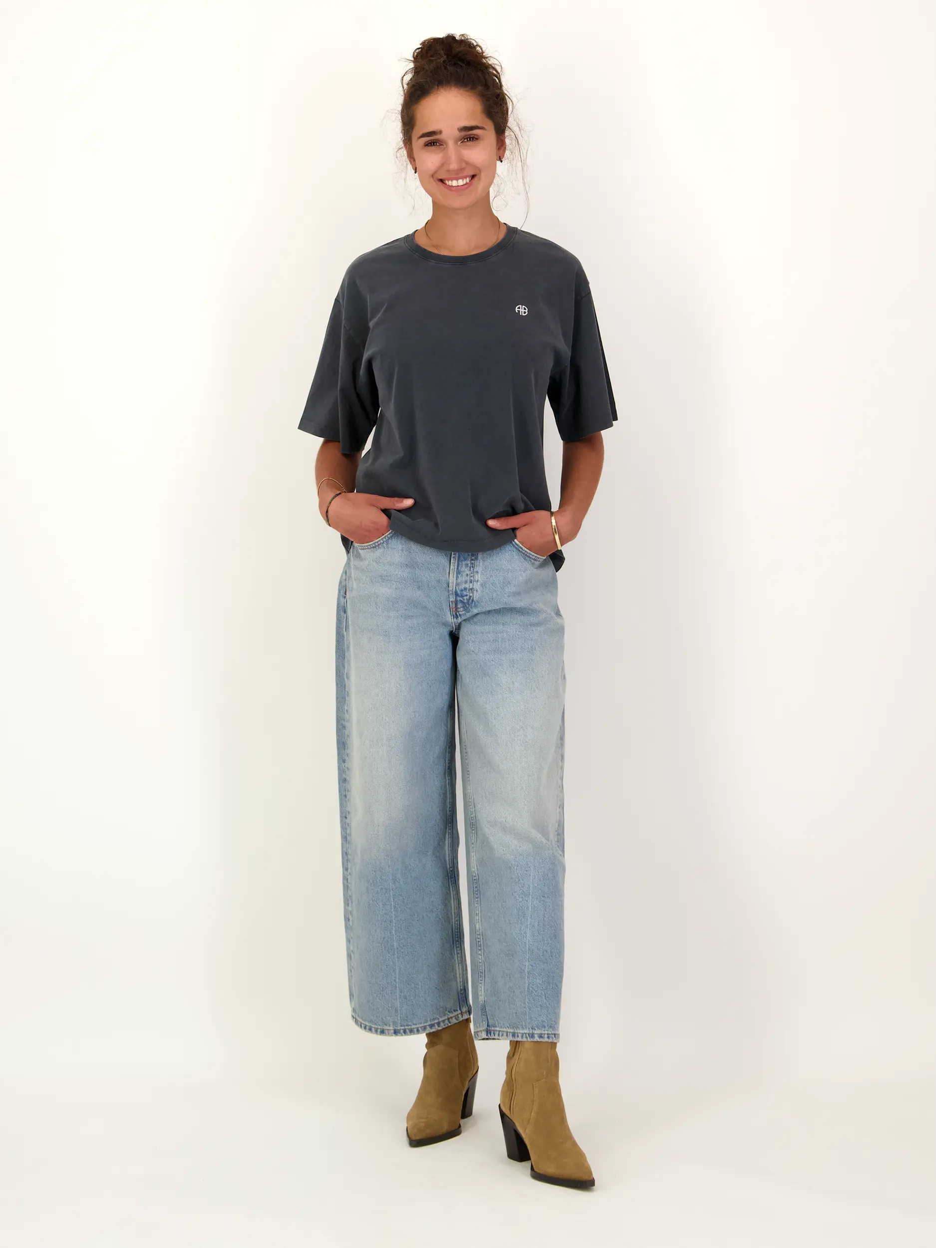 T-Shirt 'Rudy Tee Empowerment' mit Logo - Artikel Teil eines Outfits getragen von einem Modell