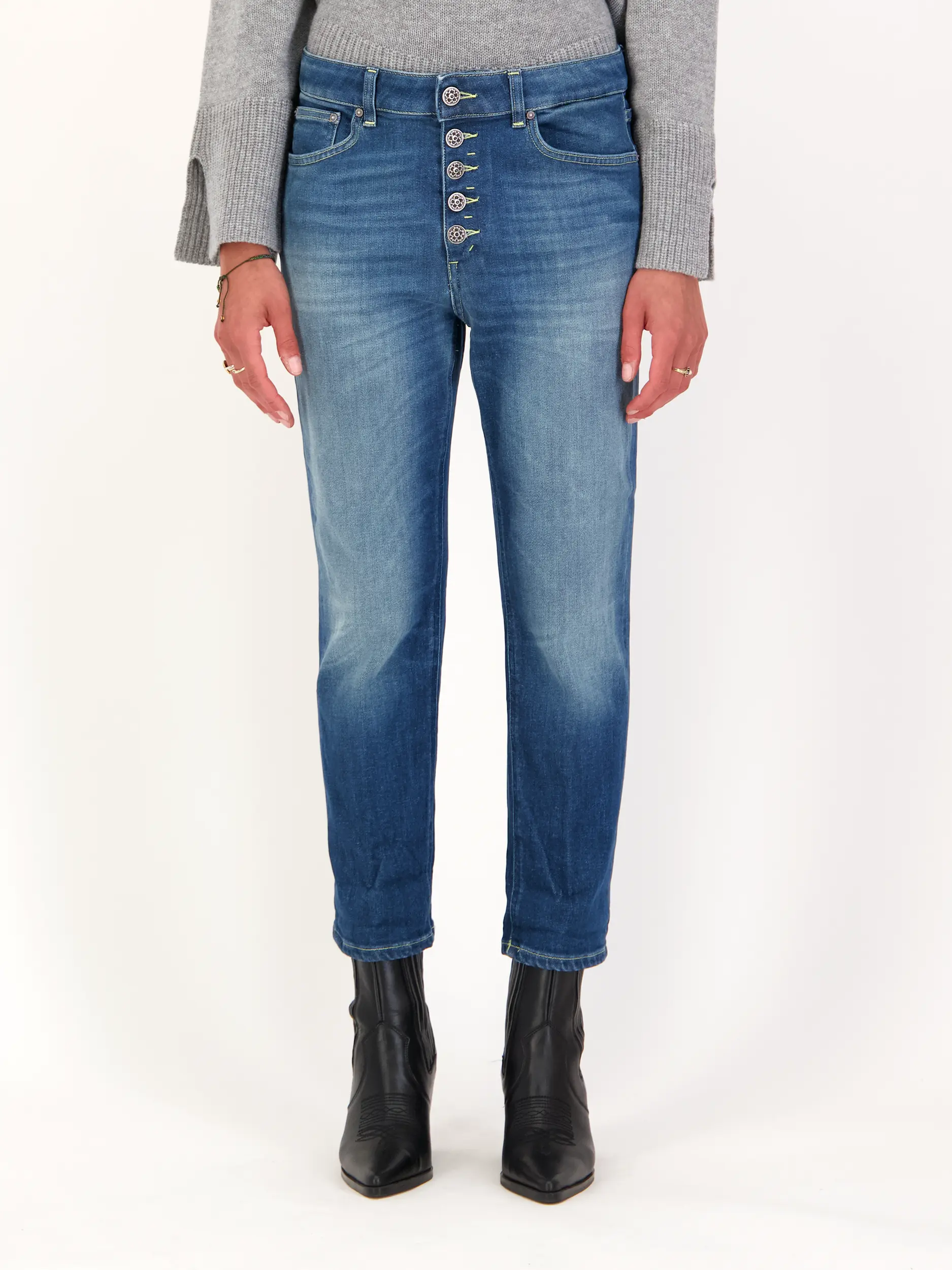 High Rise Loose Fit Jeans 'Koons' - Artikel Vorderseite getragen von einem Modell - Farbe: Blau