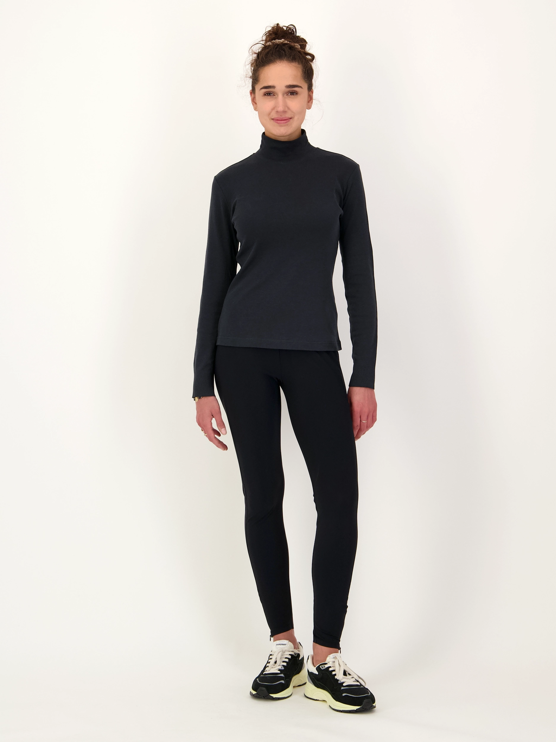 Sporthose 'Pepa' - Artikel Teil eines Outfits getragen von einem Modell - Farbe: Schwarz