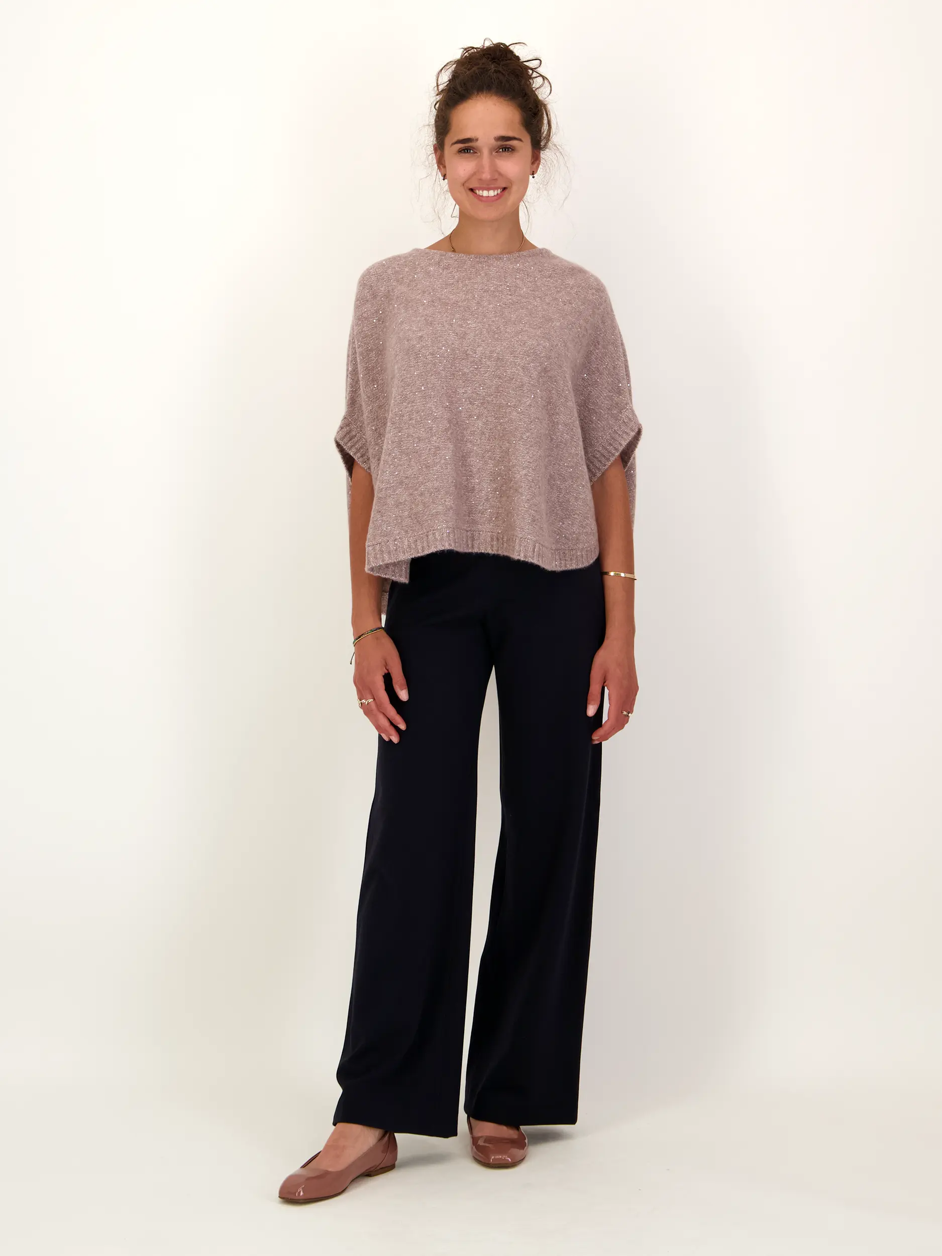 Pullunder 'Trisha' aus Kaschmir mit Glitzerpailletten - Artikel Teil eines Outfits getragen von einem Modell