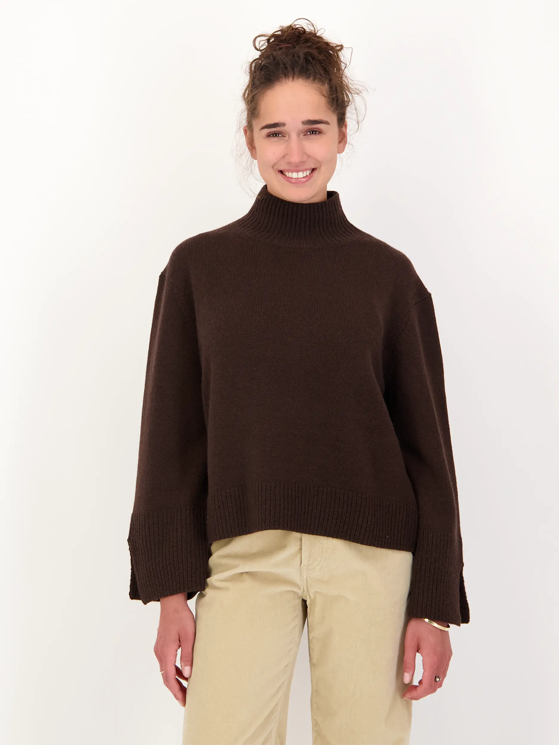 Pullover aus Wolle langarm - Artikel Vorderseite getragen von einem Modell - Farbe: Braun