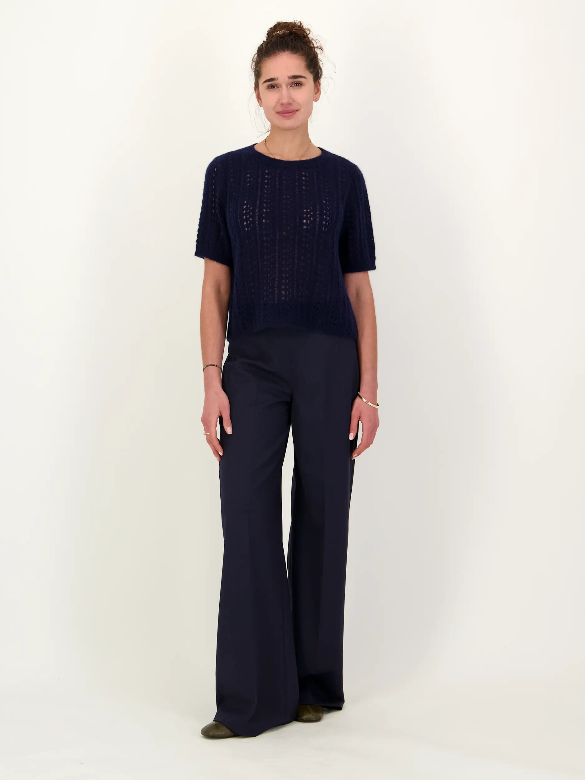 Pullover 'Sakura' aus Kaschmir Seide Mix - Artikel Teil eines Outfits getragen von einem Modell - Farbe: Blau