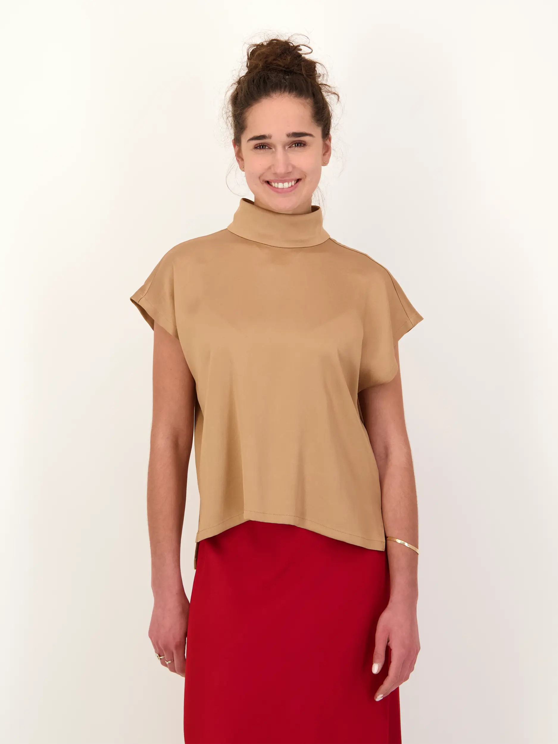 Satinbluse 'Alaria' kurzarm - Artikel Vorderseite getragen von einem Modell - Farbe: Beige