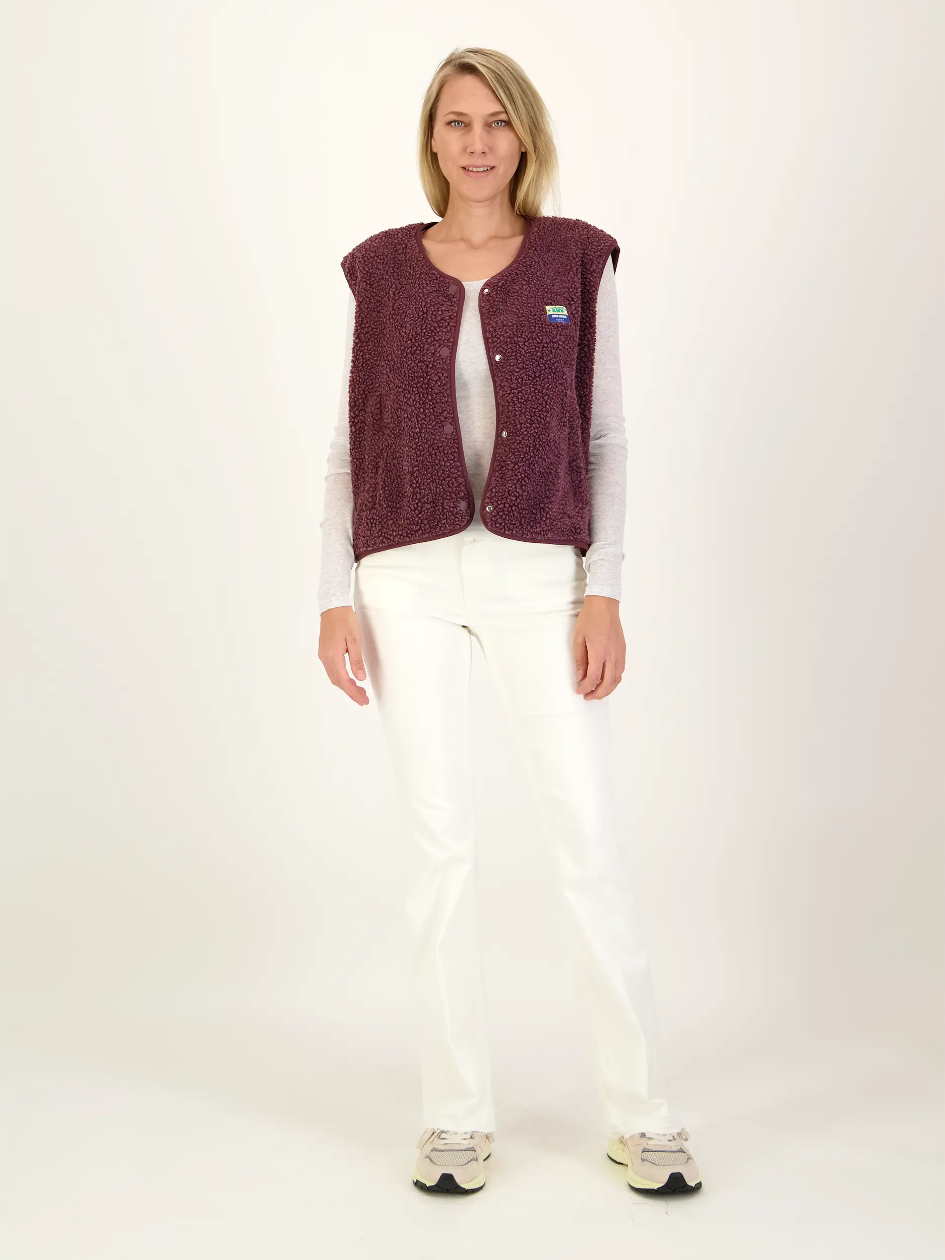 Langarmshirt - Artikel Teil eines Outfits getragen von einem Modell