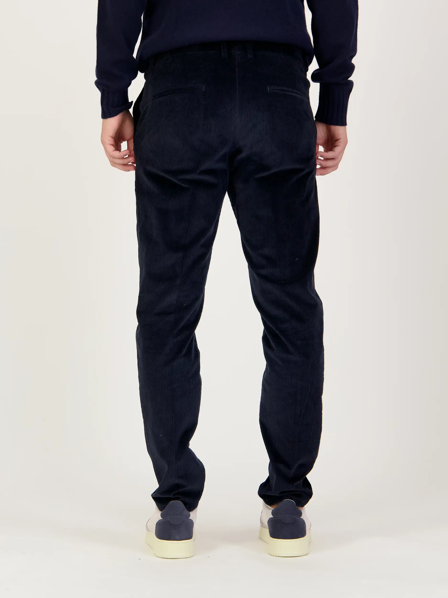 Cordhose 'Ajend' - Artikel Rückseite getragen von einem Modell - Farbe: Blau