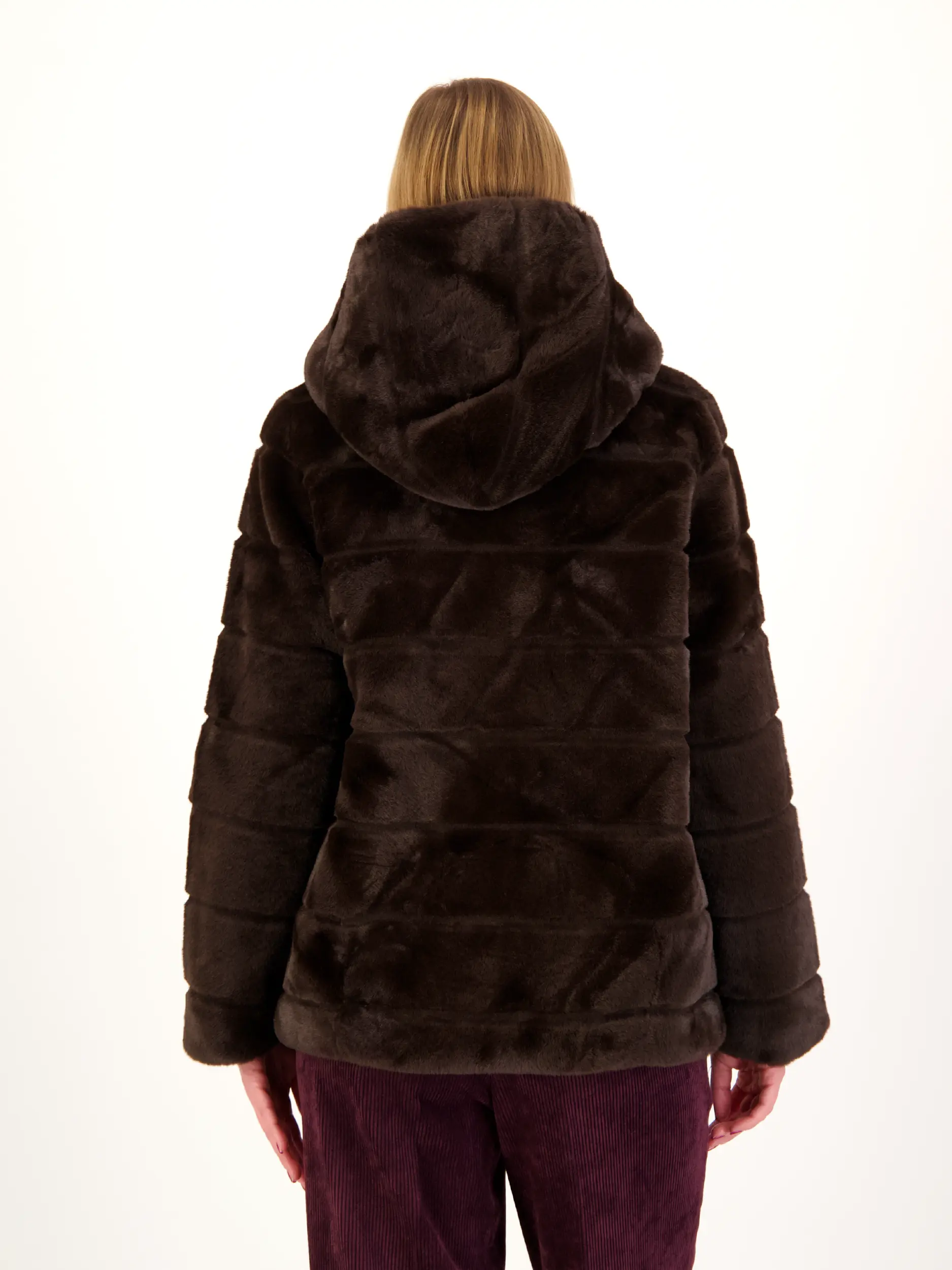 Jacke 'Goldy' - Artikel Rückseite getragen von einem Modell - Farbe: Braun