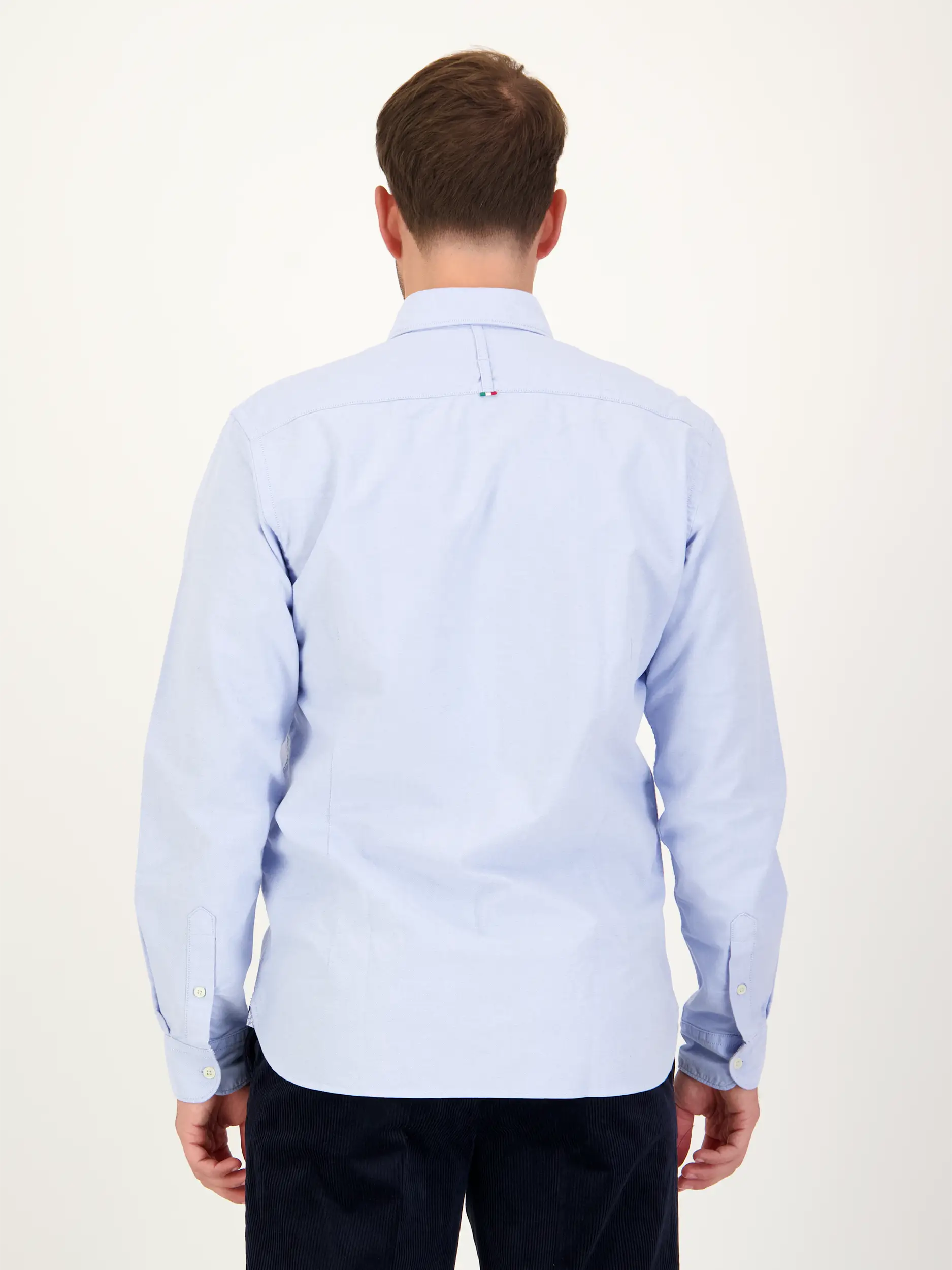 Hemd mit Button-Down-Kragen langarm - Artikel Rückseite getragen von einem Modell - Farbe: Blau Hemd mit Button-Down-Kragen langarm - Artikel Rückseite getragen von einem Modell - Farbe: Blau