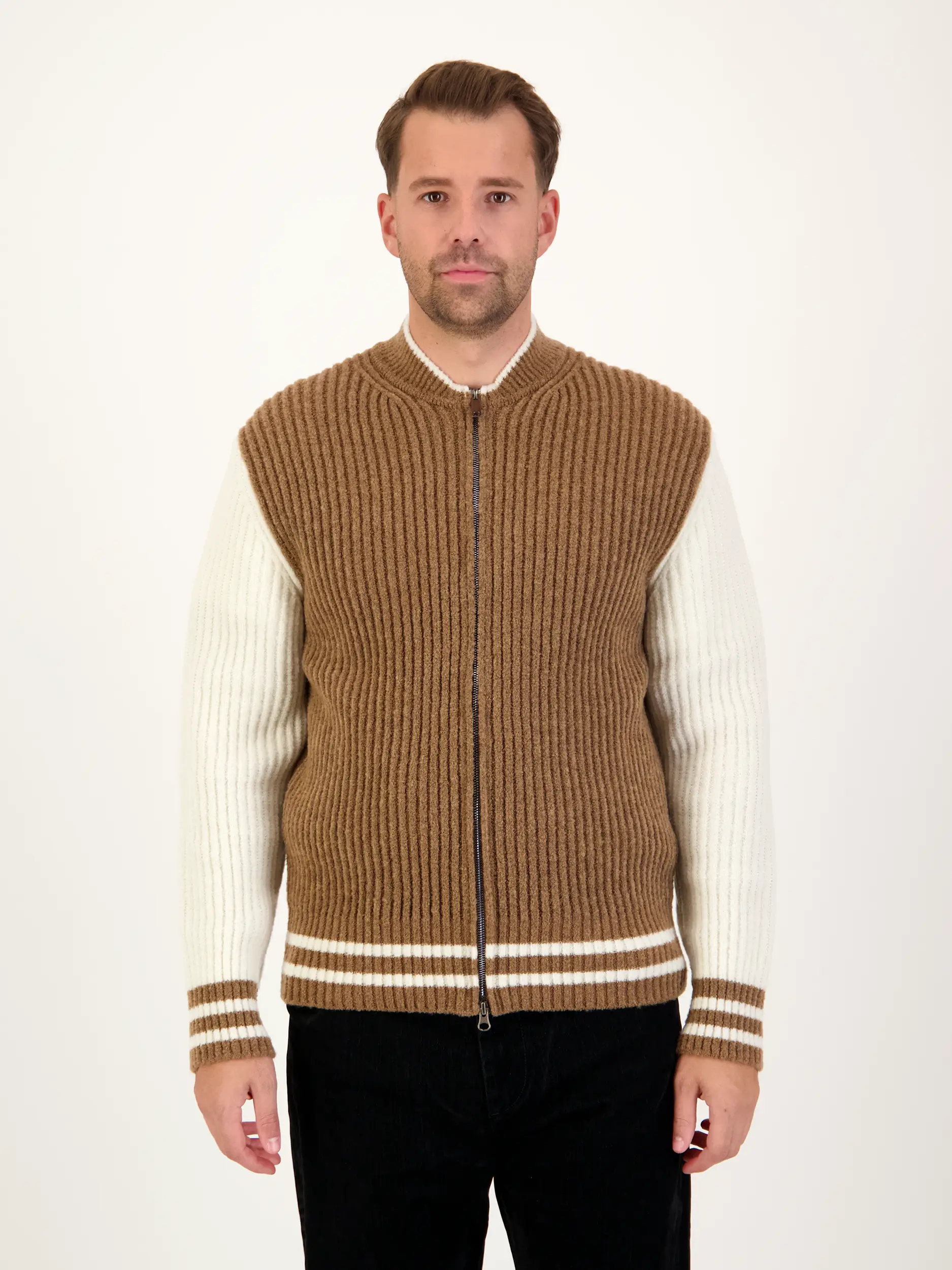 Strickjacke aus Woll-Mix - Artikel Vorderseite getragen von einem Modell - Farbe: Braun