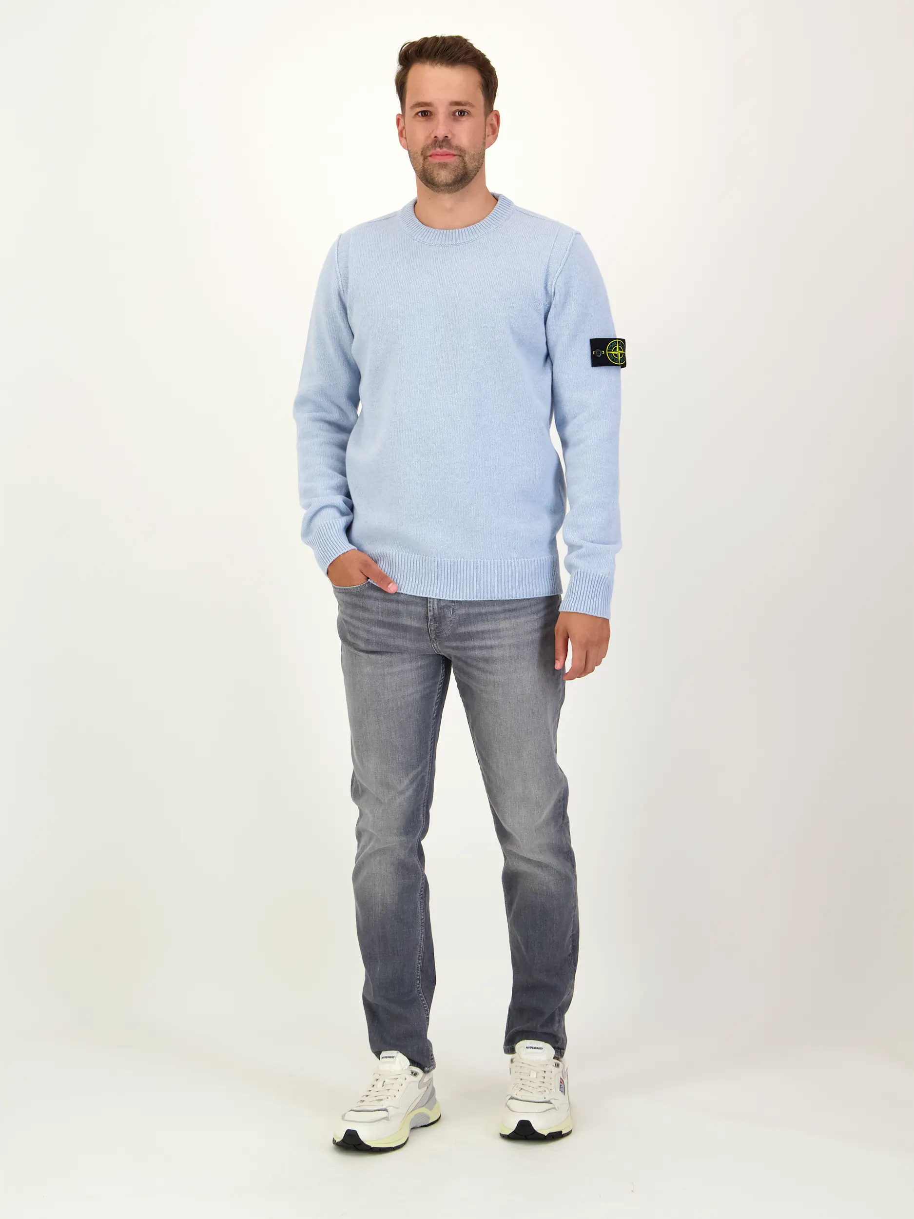 Pullover - Artikel Teil eines Outfits getragen von einem Modell