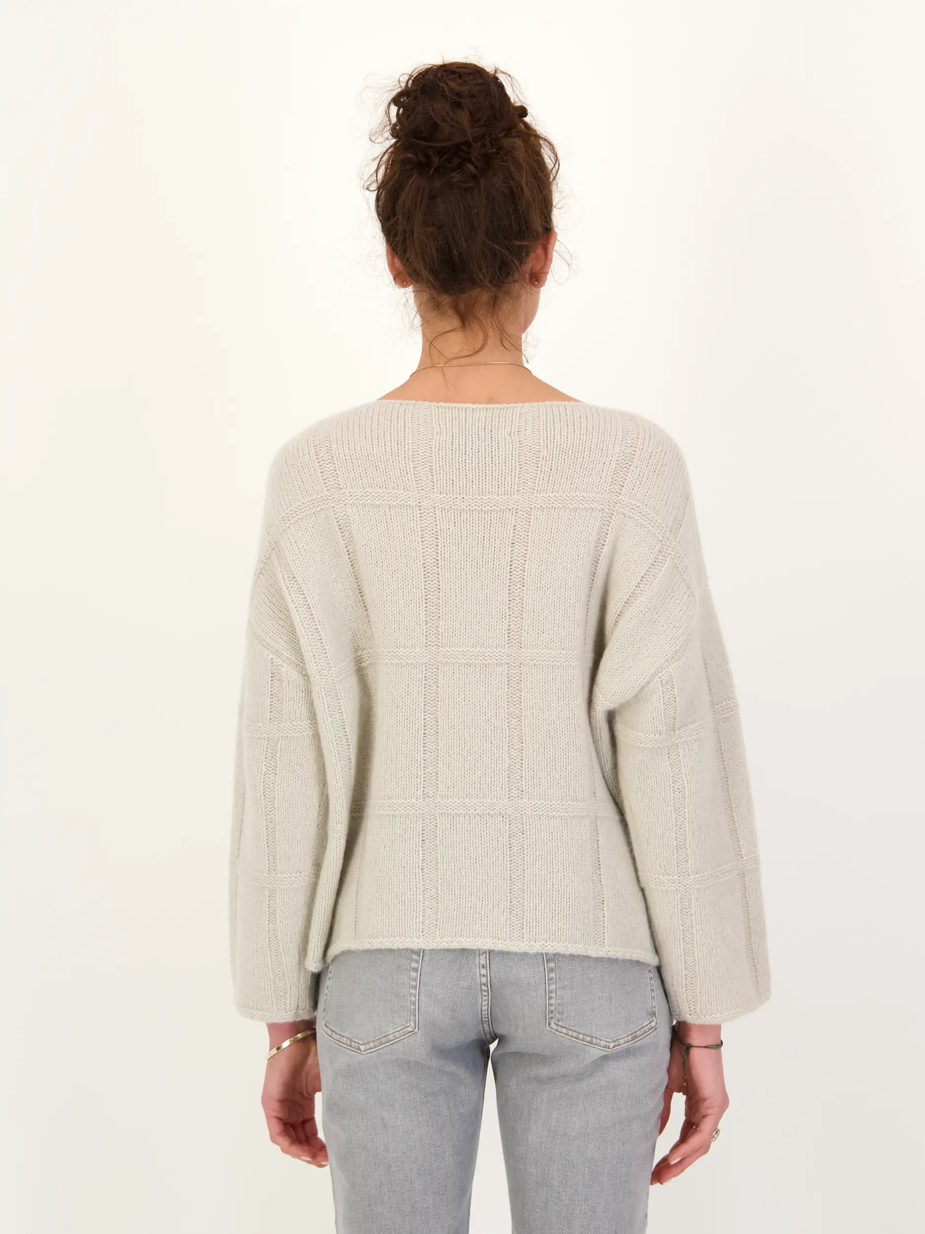 Pullover 'Bodaiju' aus Kaschmir Seide Mix - Artikel Rückseite getragen von einem Modell - Farbe: Grau