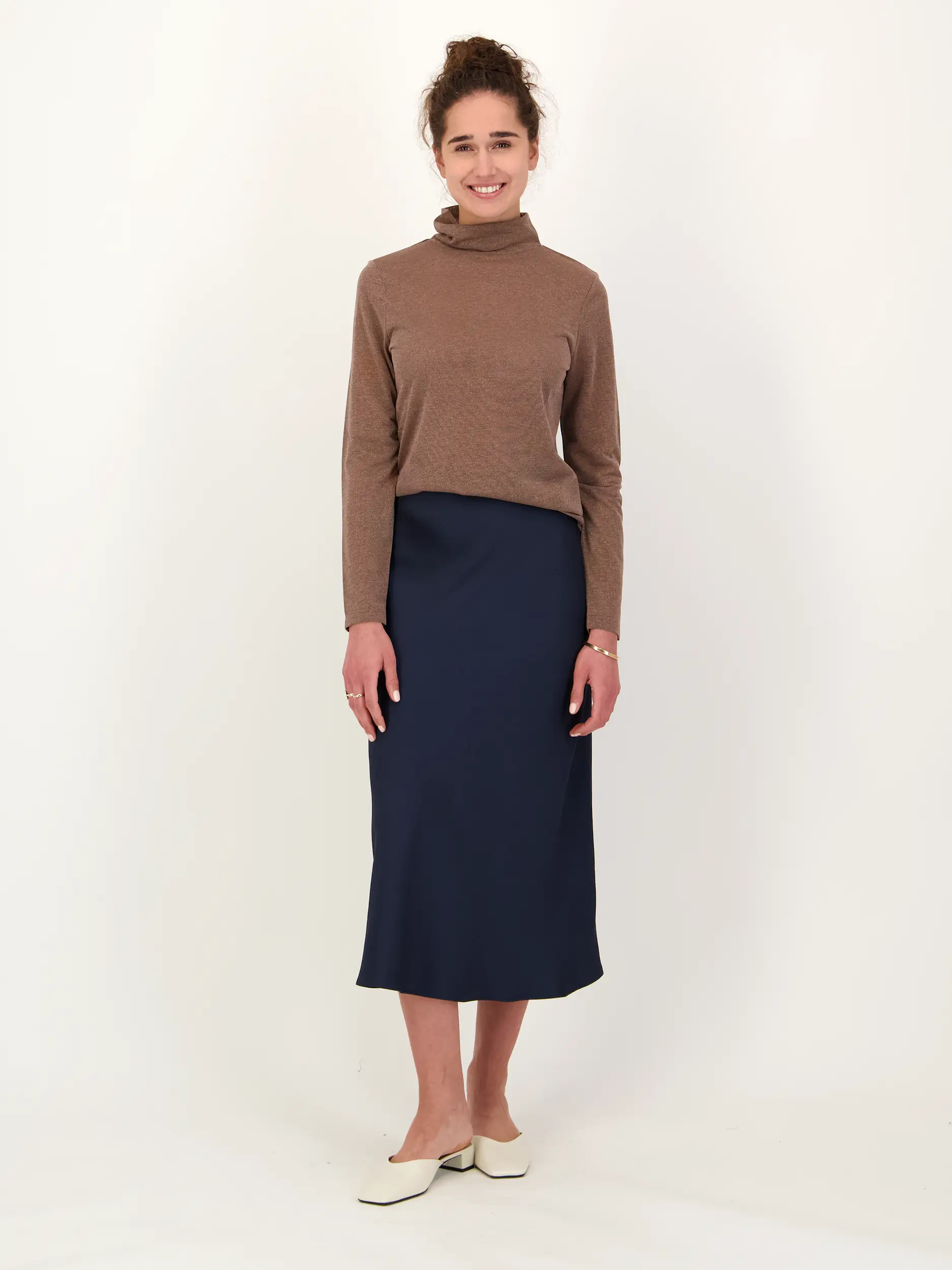 Langarmshirt 'Zerafne' - Artikel Teil eines Outfits getragen von einem Modell - Farbe: Braun