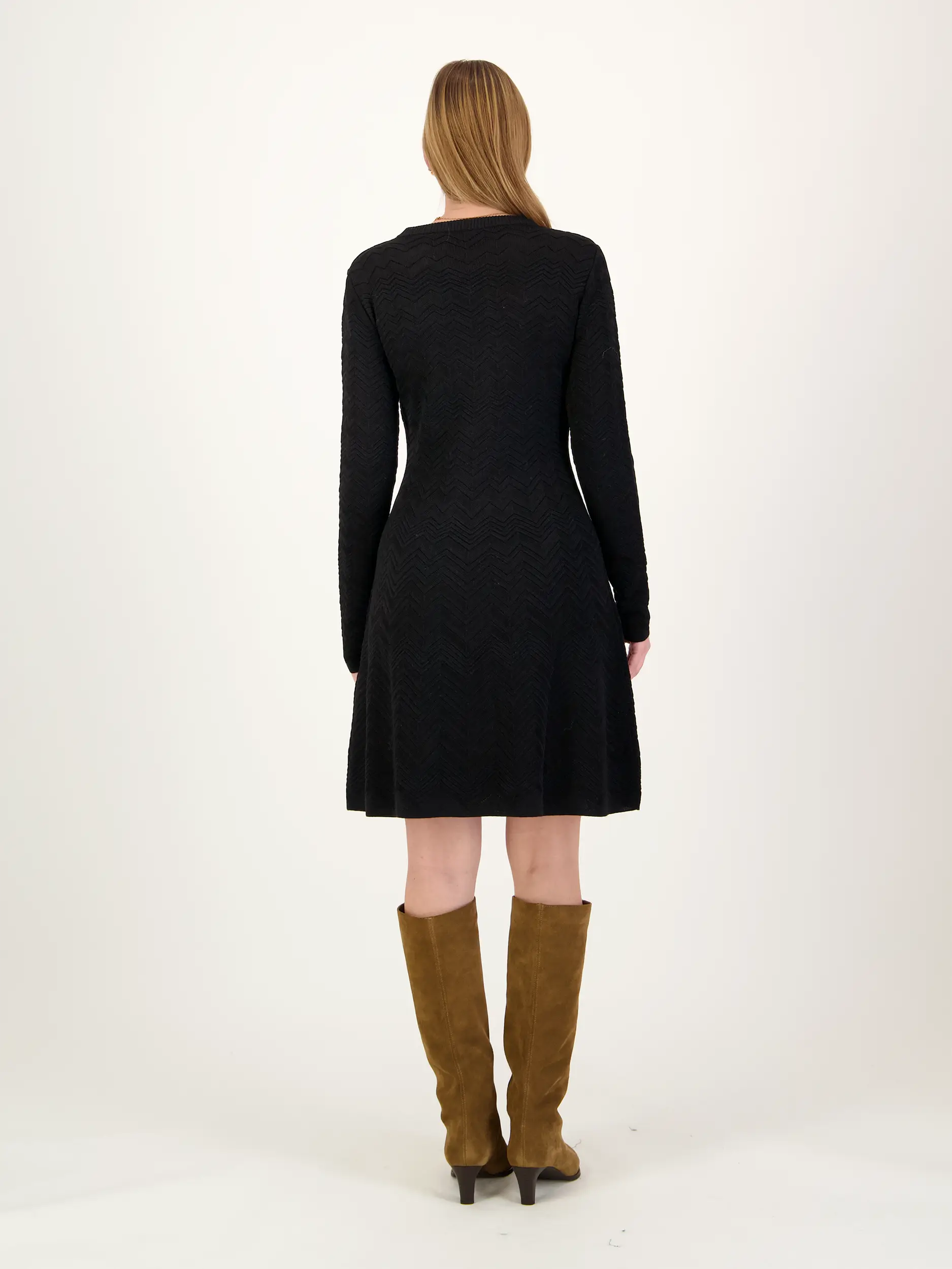 Midi Wollkleid langarm - Artikel Rückseite getragen von einem Modell - Farbe: Schwarz