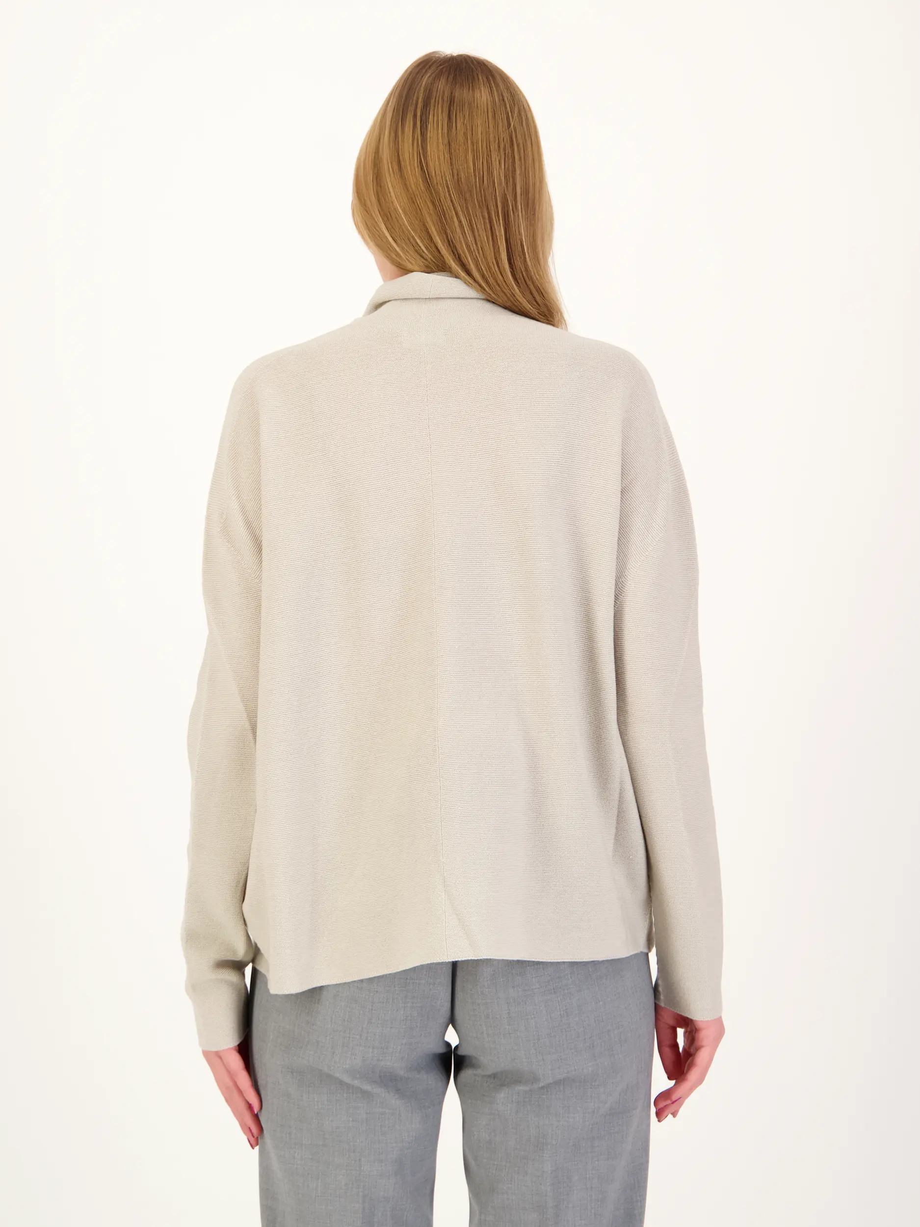 Pullover 'Liora' aus Wolle langarm - Artikel Rückseite getragen von einem Modell - Farbe: Beige