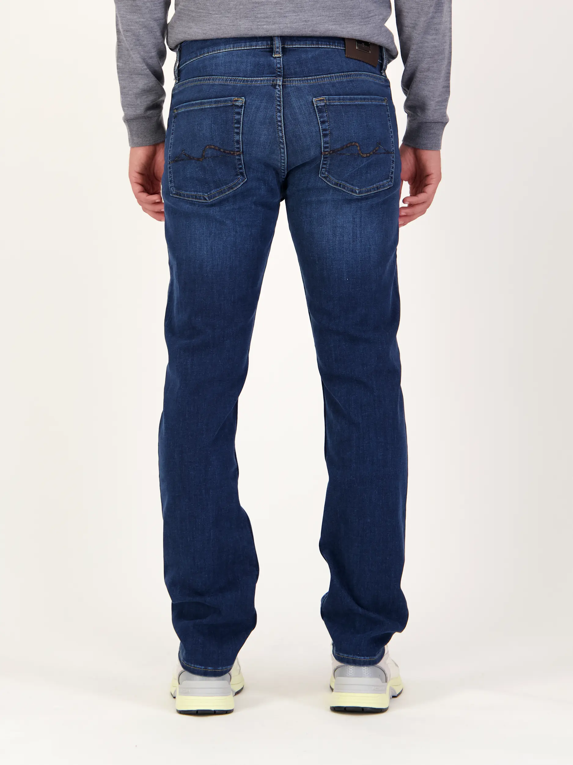 Mid Rise Slim Fit Jeans - Artikel Rückseite getragen von einem Modell - Farbe: Blau