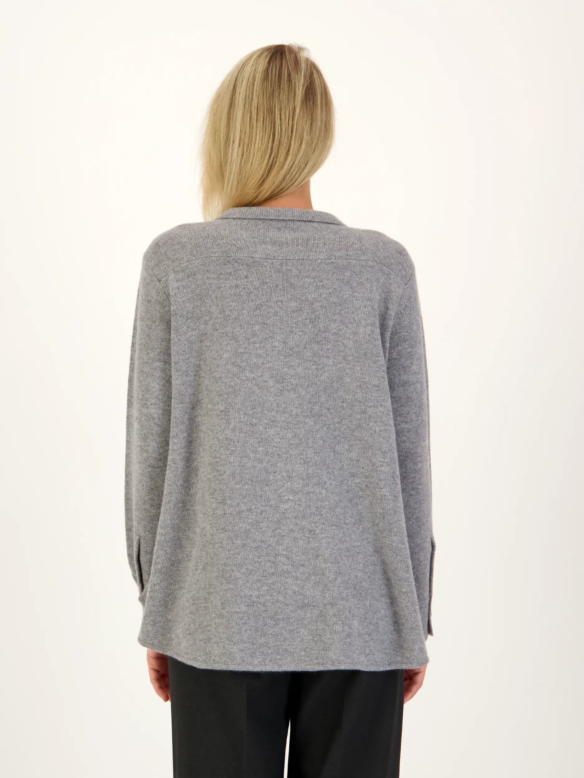 Strickjacke aus Kaschmir-Mix - Artikel Rückseite getragen von einem Modell