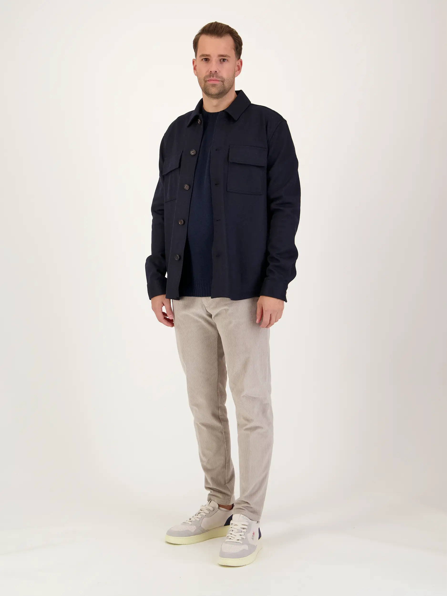 Overshirt aus Woll-Mix - Artikel Teil eines Outfits getragen von einem Modell - Farbe: Blau