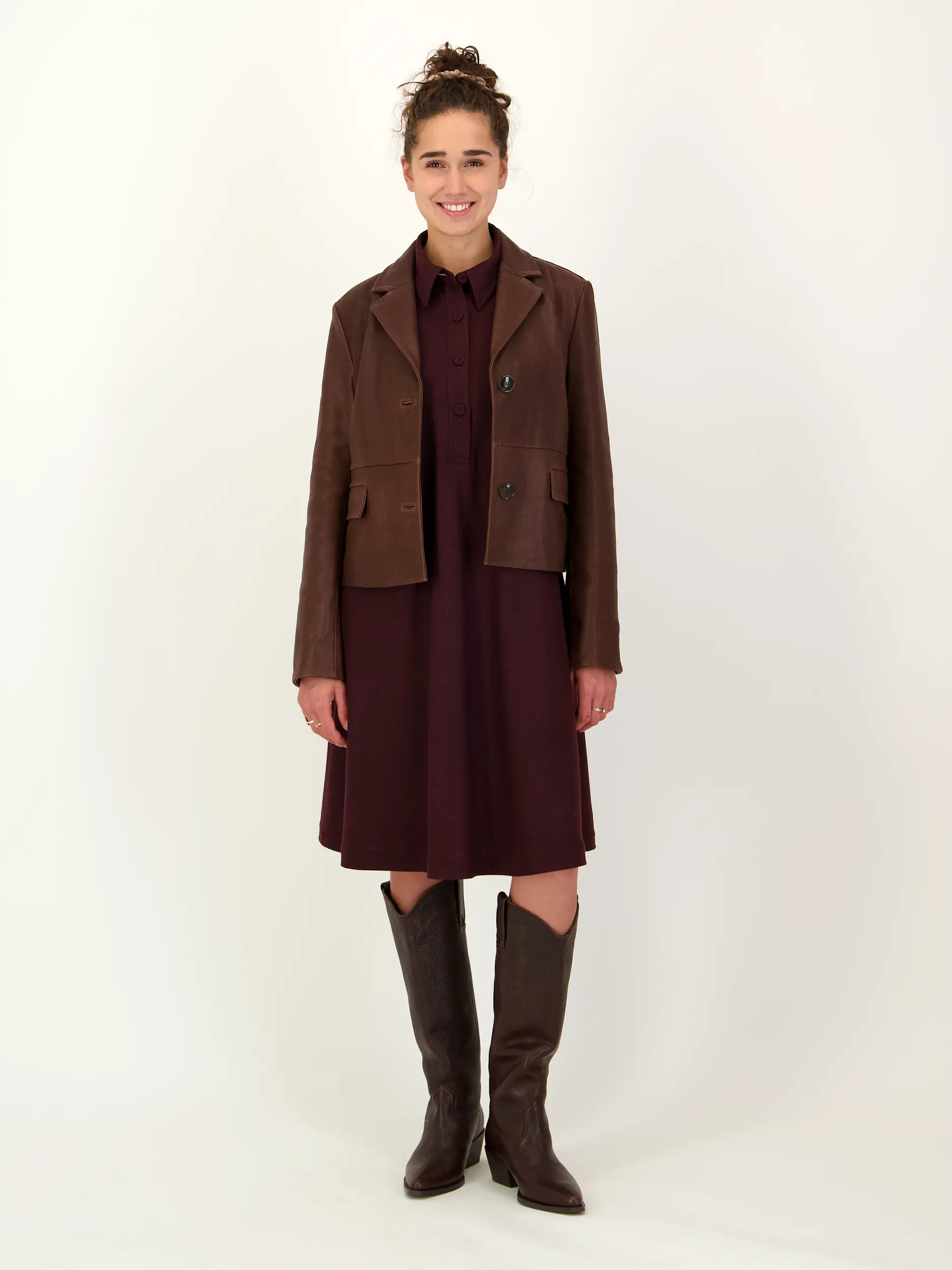 Lederjacke - Artikel Teil eines Outfits getragen von einem Modell - Farbe: Braun