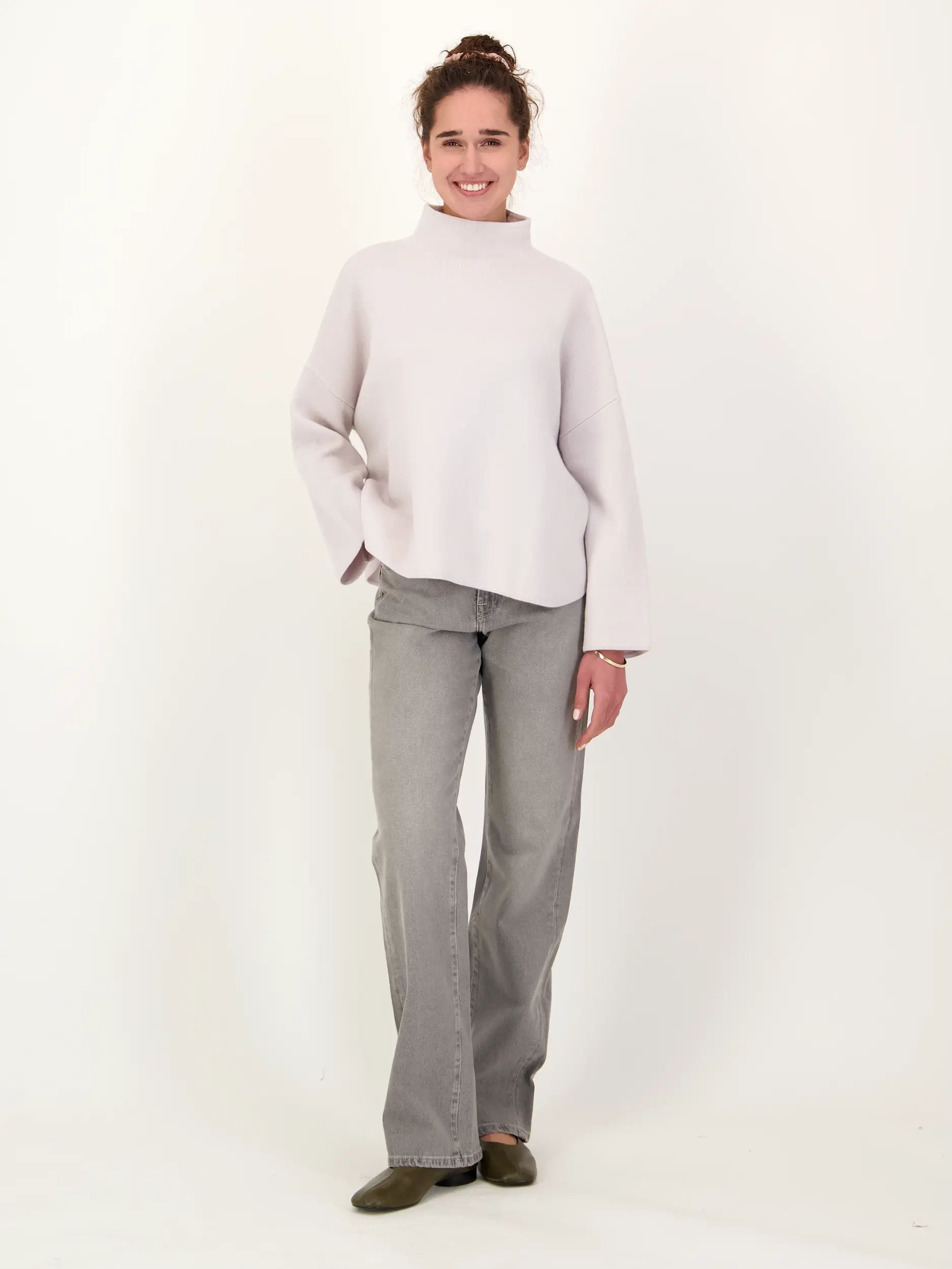 Pullover aus Wolle langarm - Artikel Teil eines Outfits getragen von einem Modell - Farbe: Grau