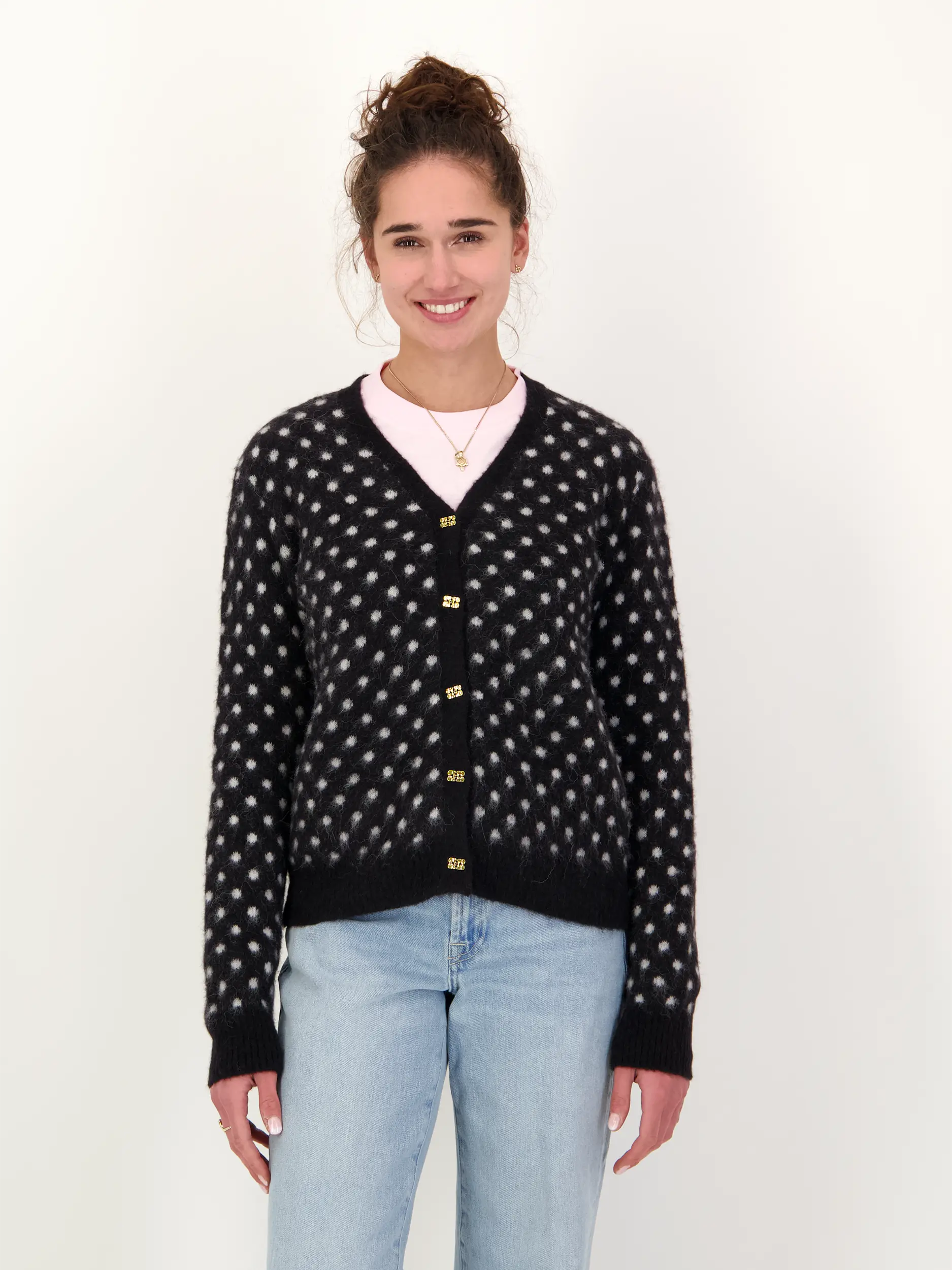 Strickjacke  - Artikel Vorderseite getragen von einem Modell - Farbe: Schwarz