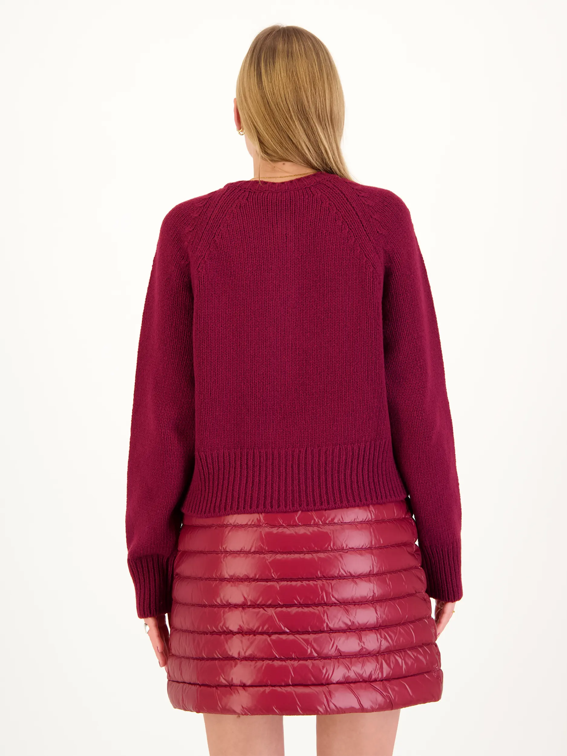 Pullover aus Wolle - Artikel Rückseite getragen von einem Modell - Farbe: Rot