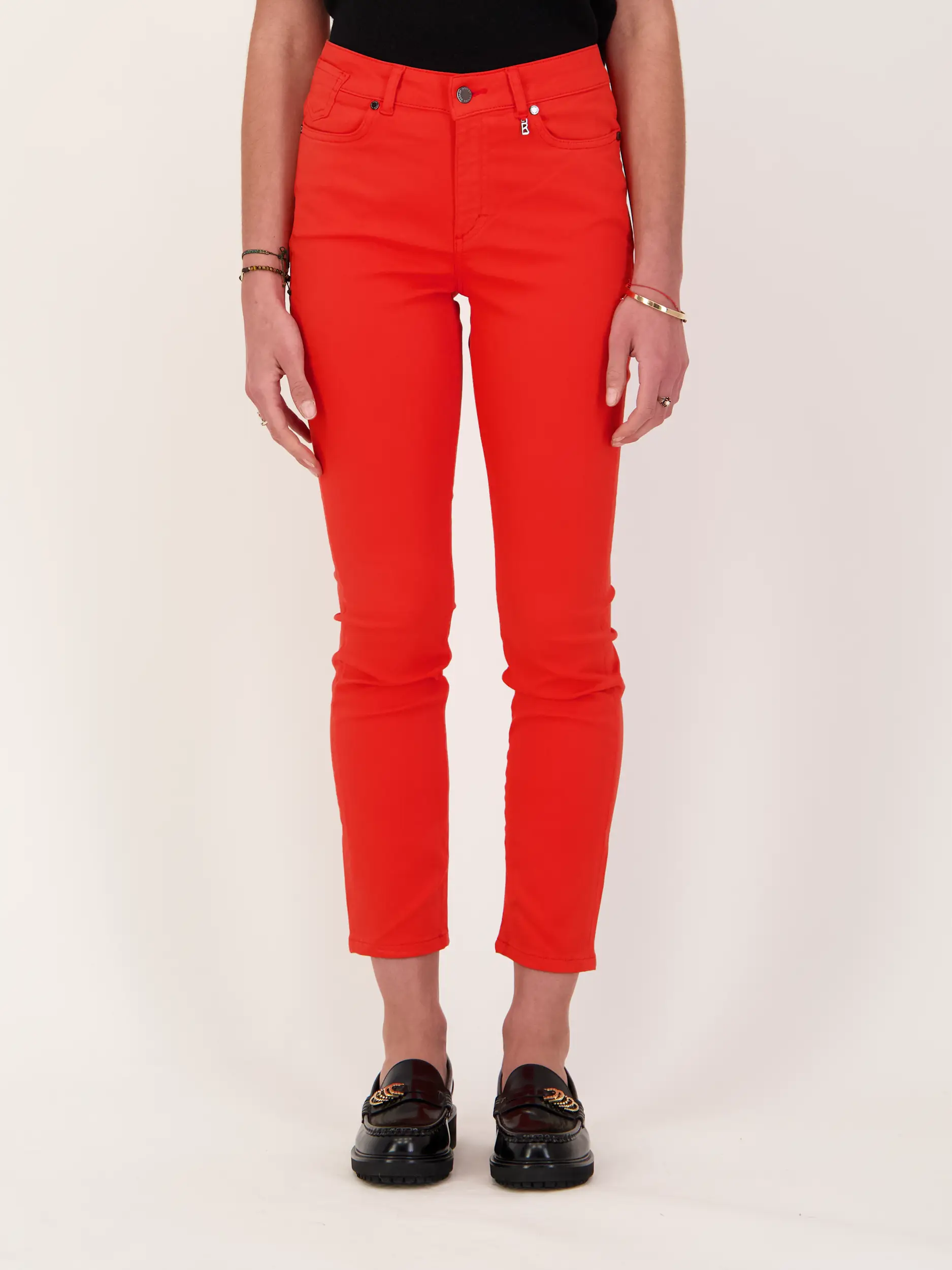 Hose 'Julie' - Artikel Vorderseite getragen von einem Modell - Farbe: Rot