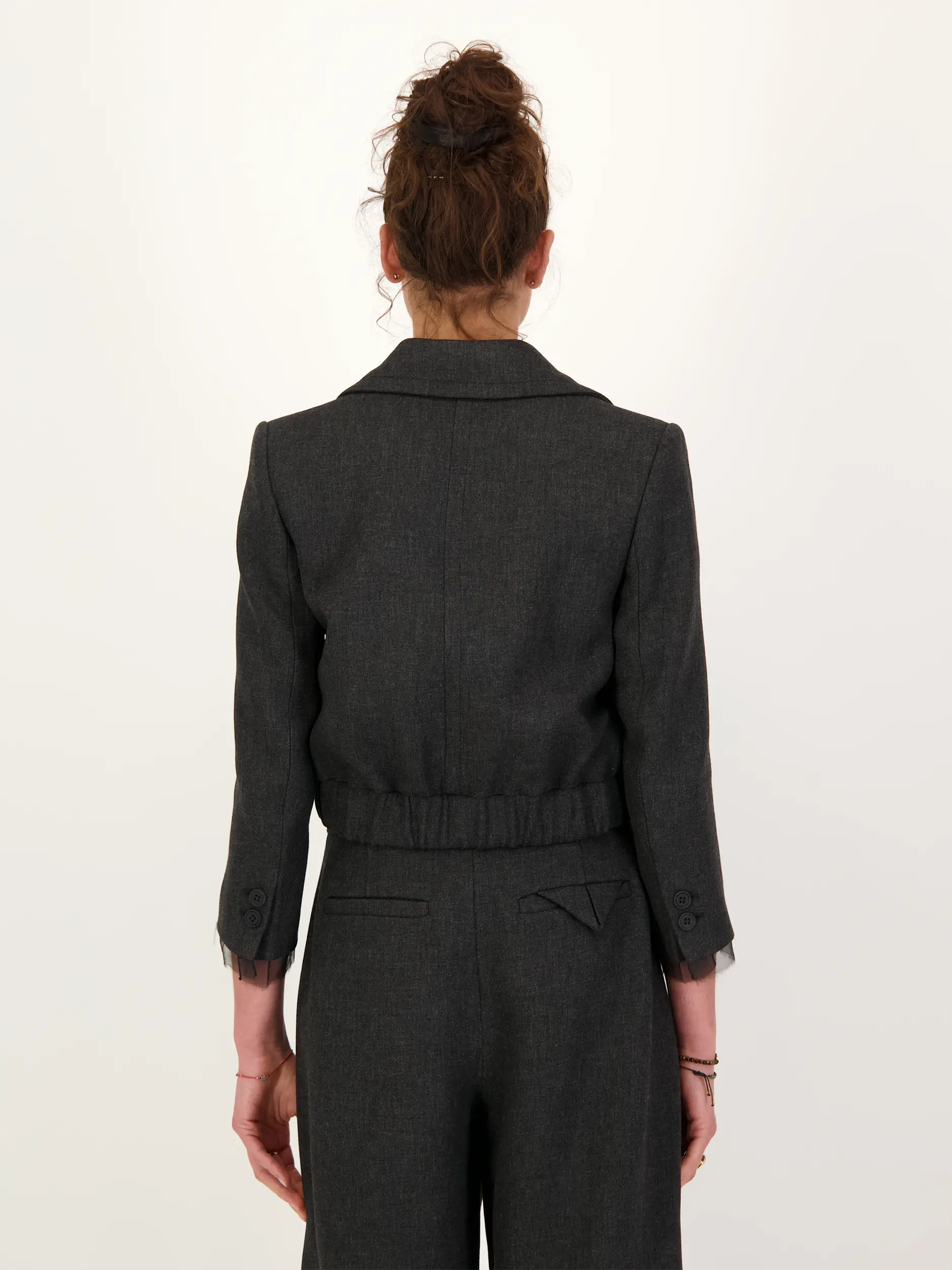 Jacke 'Layered Coolness' - Artikel Rückseite getragen von einem Modell - Farbe: Grau