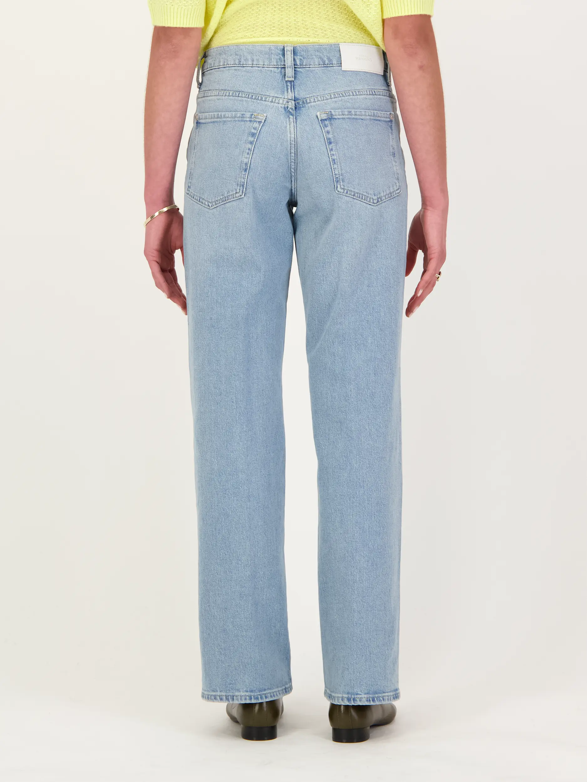 Mid Rise Straight Leg Jeans 'Stove Pipe' - Artikel Rückseite getragen von einem Modell - Farbe: Blau
