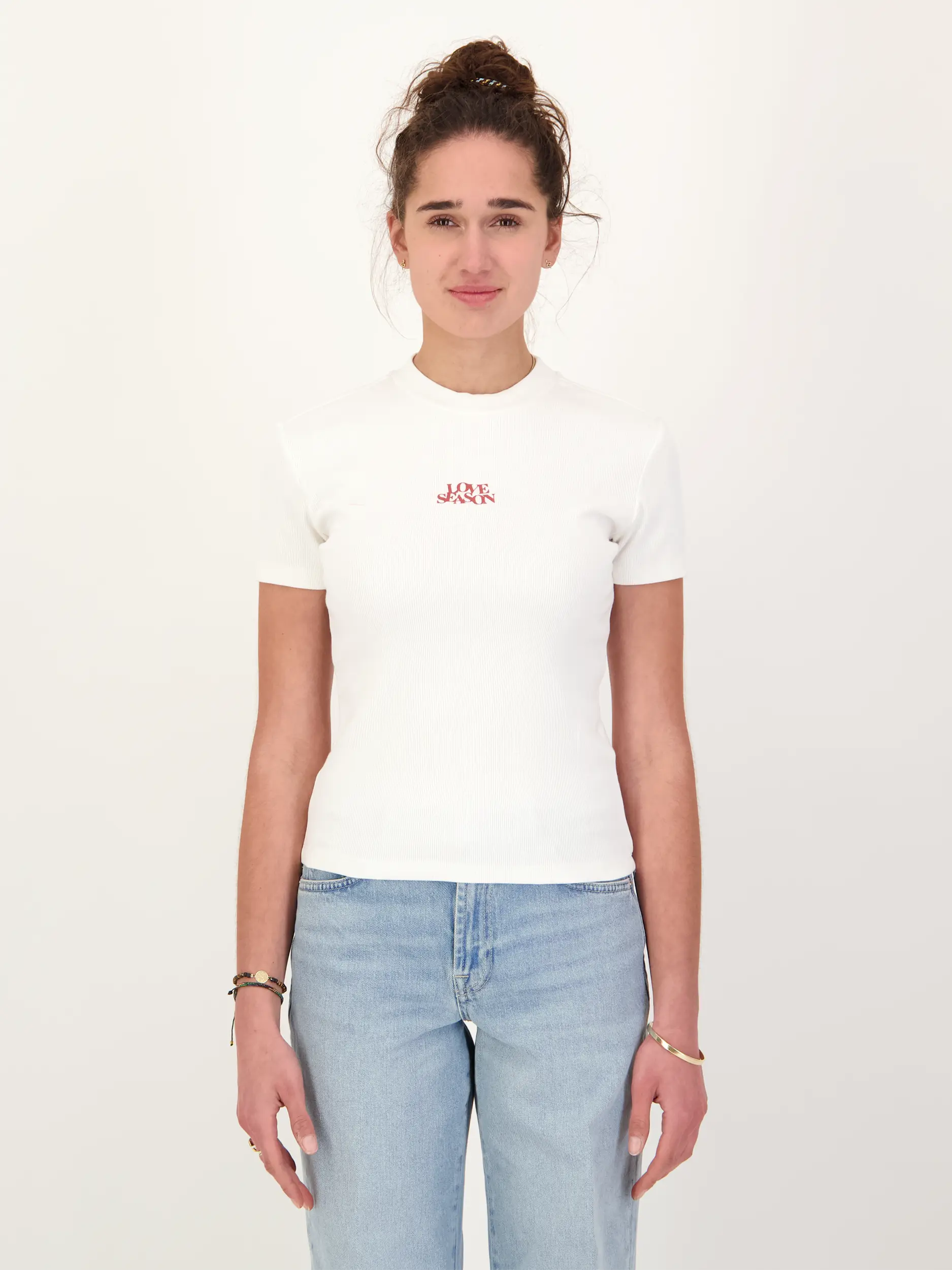 T-Shirt 'Love Season' - Artikel Vorderseite getragen von einem Modell - Farbe: Weiß