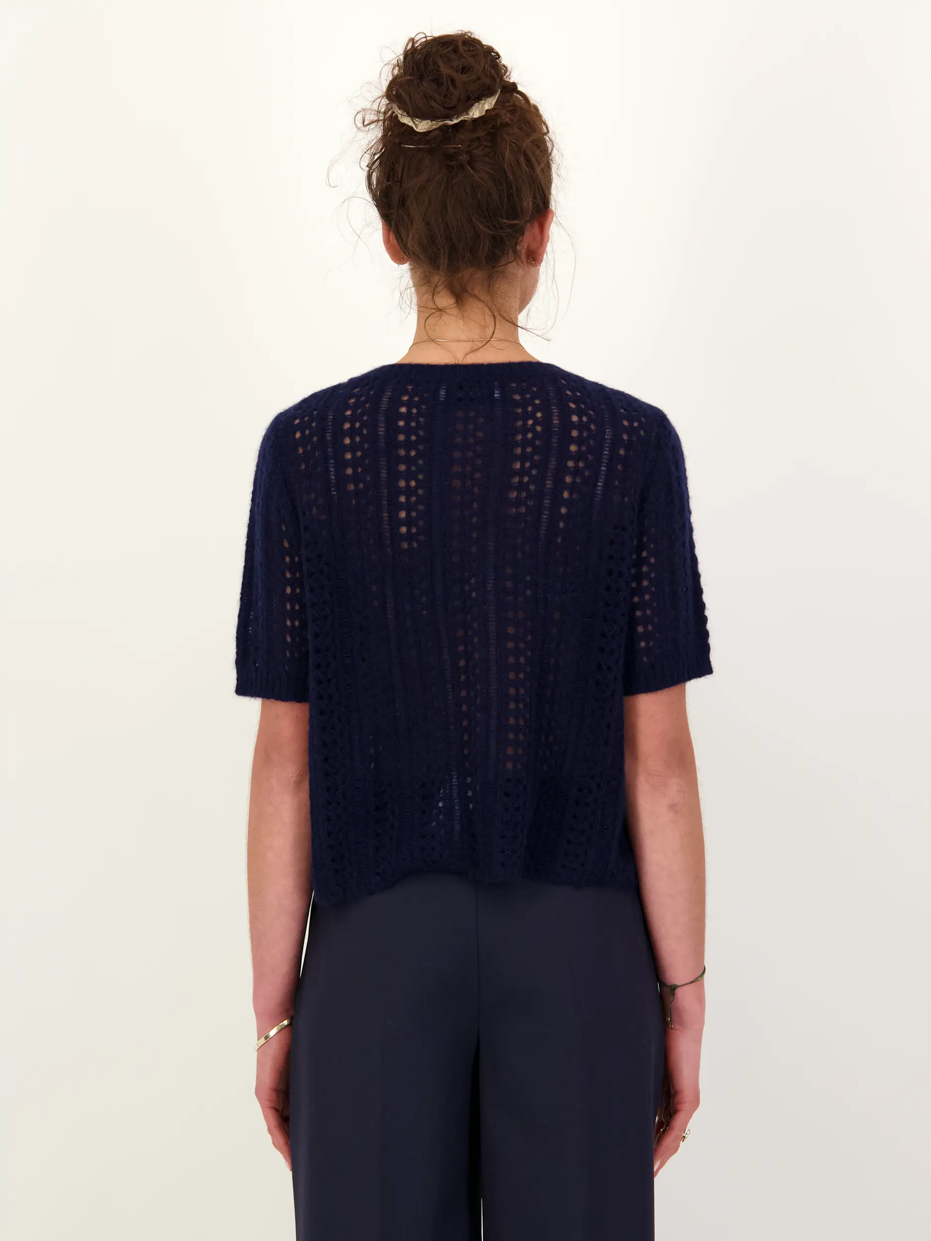 Pullover 'Sakura' aus Kaschmir Seide Mix - Artikel Rückseite getragen von einem Modell - Farbe: Blau