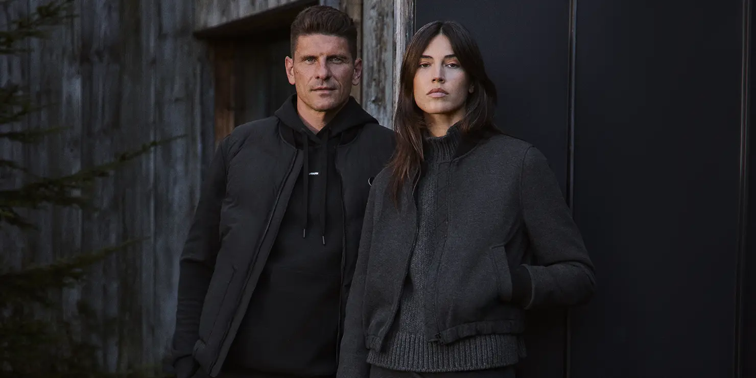 Marke ALPHATAURI für Damen und Herren Das Bild zeigt einen Mann und eine Frau die beide die neue Winter Capsule Collection von AlphaTauri tragen