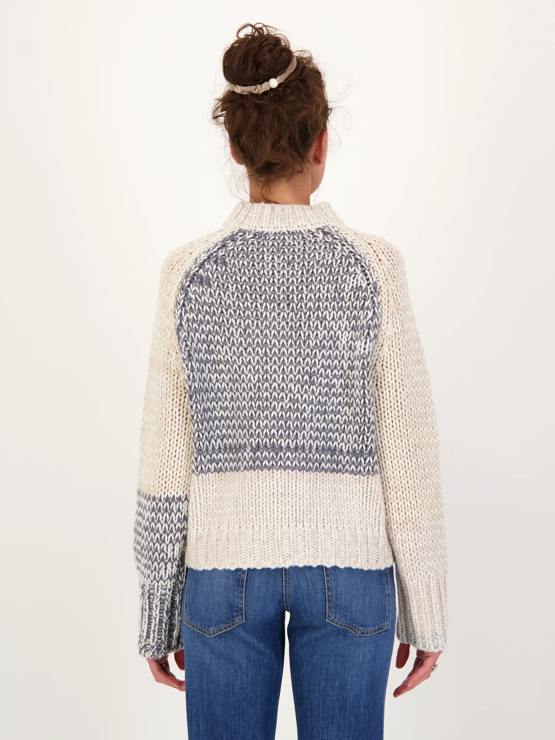 Gemusterter Pullover 'Ace' aus Wolle langarm - Artikel Rückseite getragen von einem Modell - Farbe: Grau