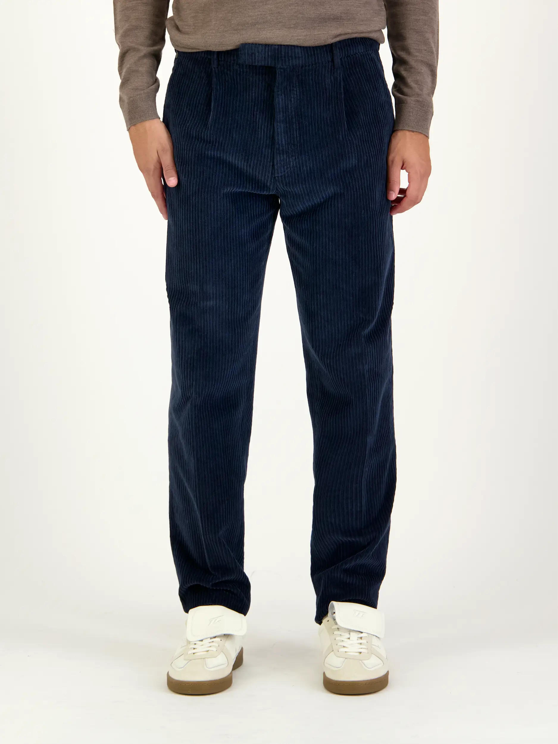 Cordhose 'Silvio' - Artikel Vorderseite getragen von einem Modell - Farbe: Blau