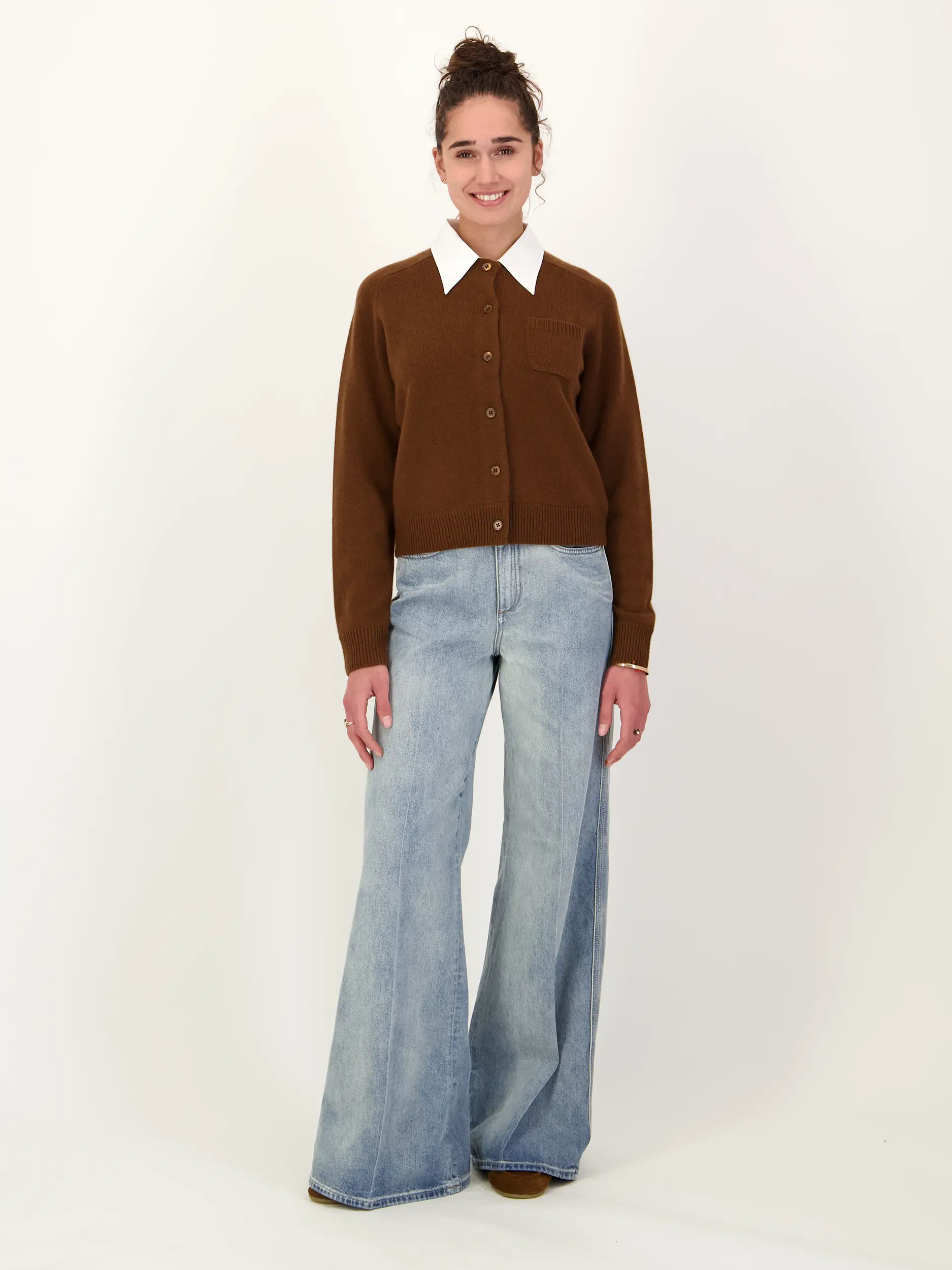 Strickjacke 'Elegant Statements' aus Wolle - Artikel Teil eines Outfits getragen von einem Modell - Farbe: Braun