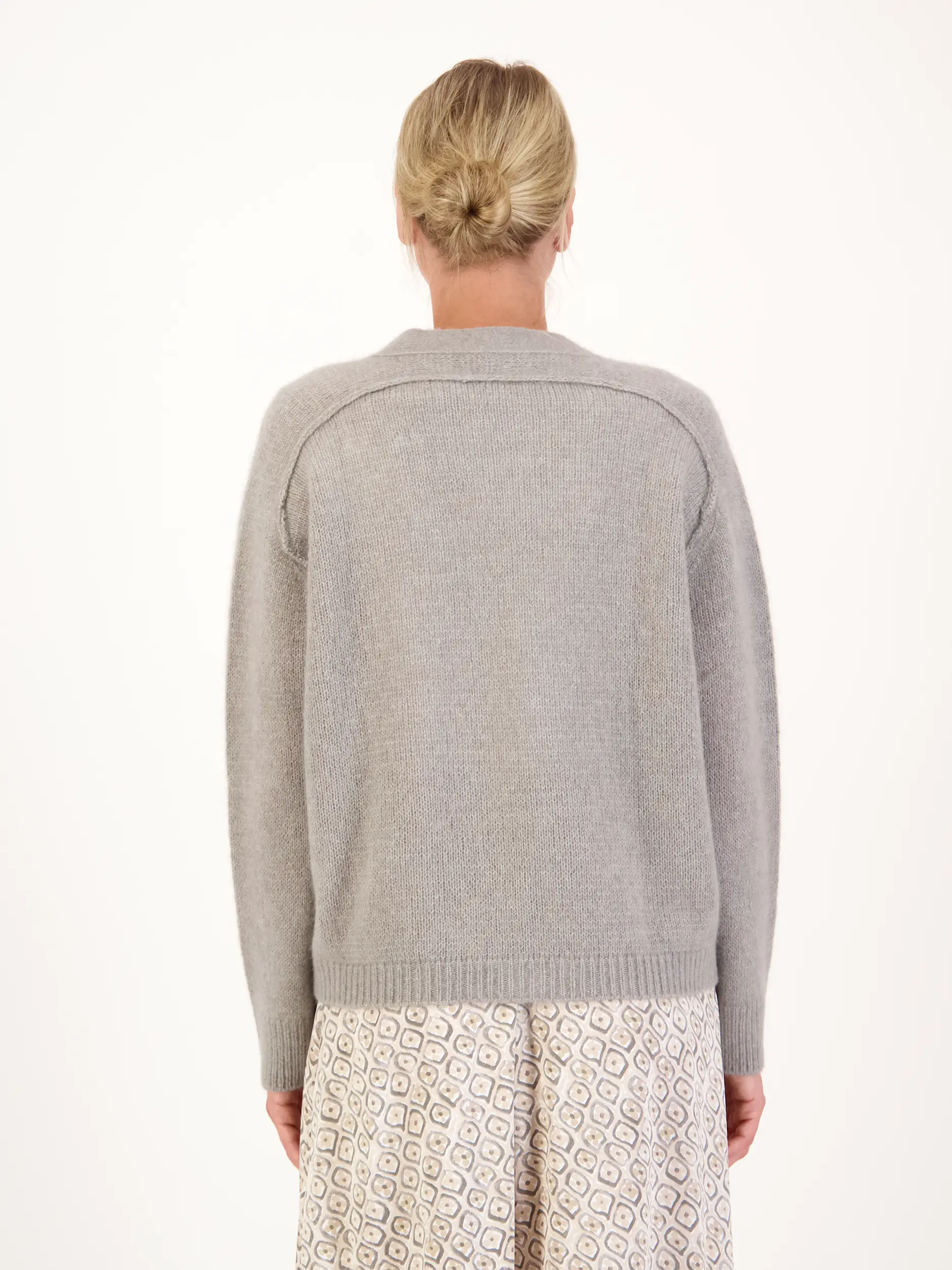 Strickjacke aus Kaschmir - Artikel Rückseite getragen von einem Modell - Farbe: Grün