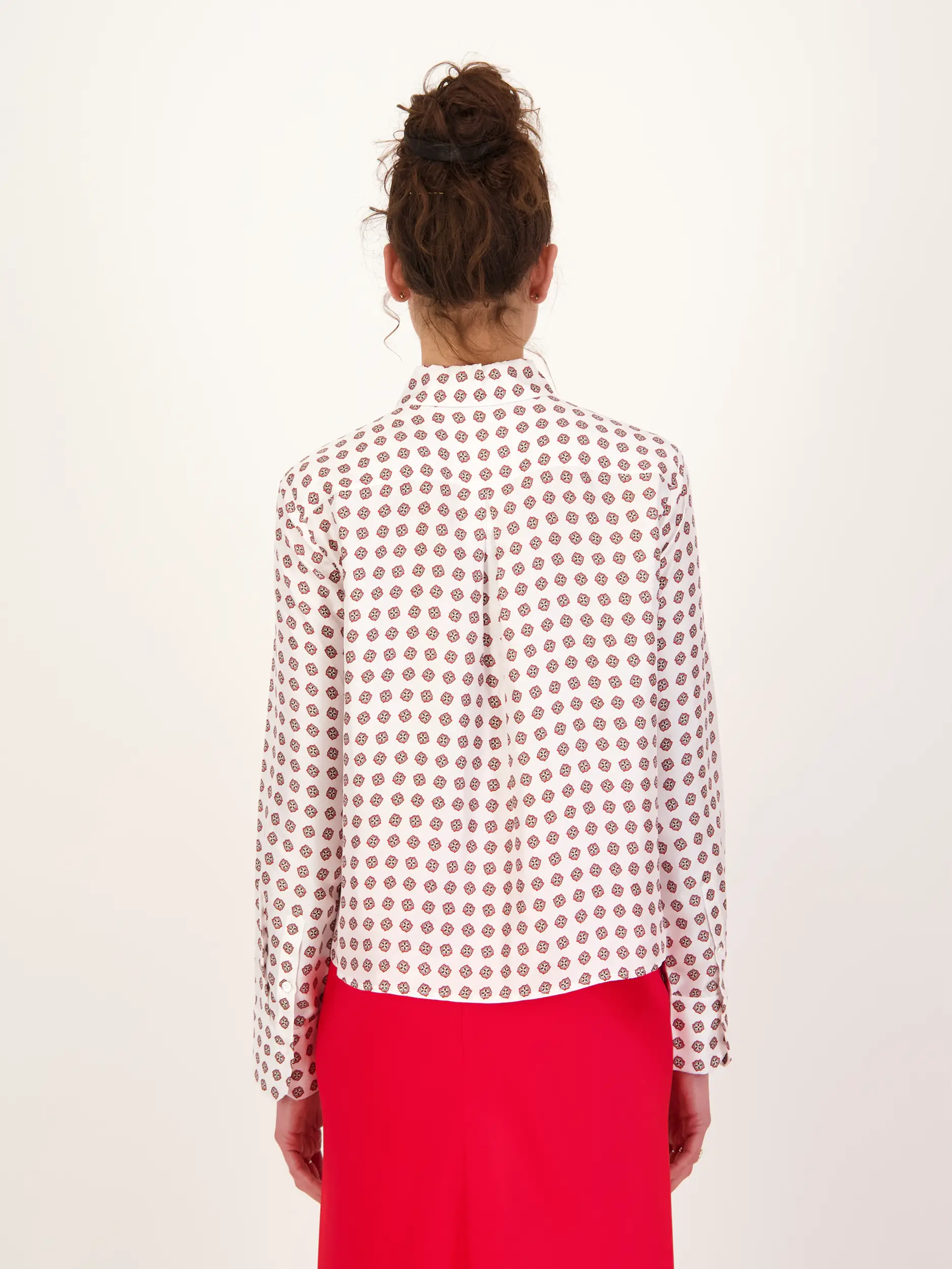 Gemusterte Schluppennbluse 'Graphic Dreams' aus Seide langarm - Artikel Rückseite getragen von einem Modell - Farbe: Weiß