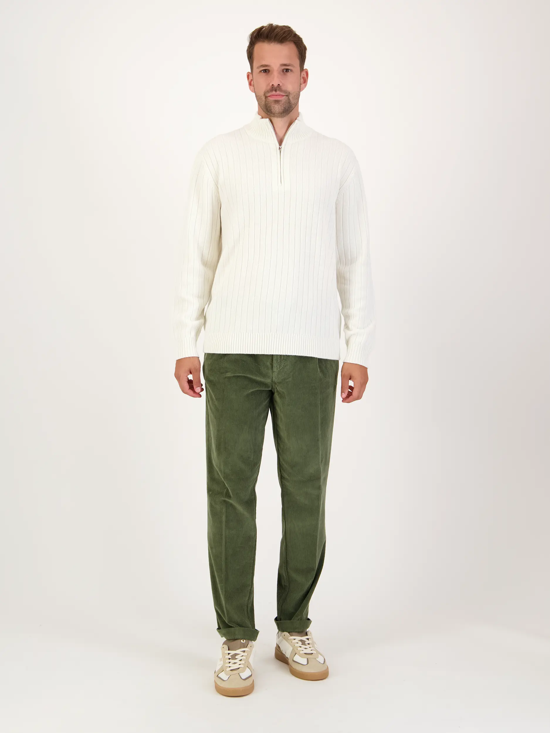 Cordhose 'Joec' - Artikel Teil eines Outfits getragen von einem Modell - Farbe: Grün