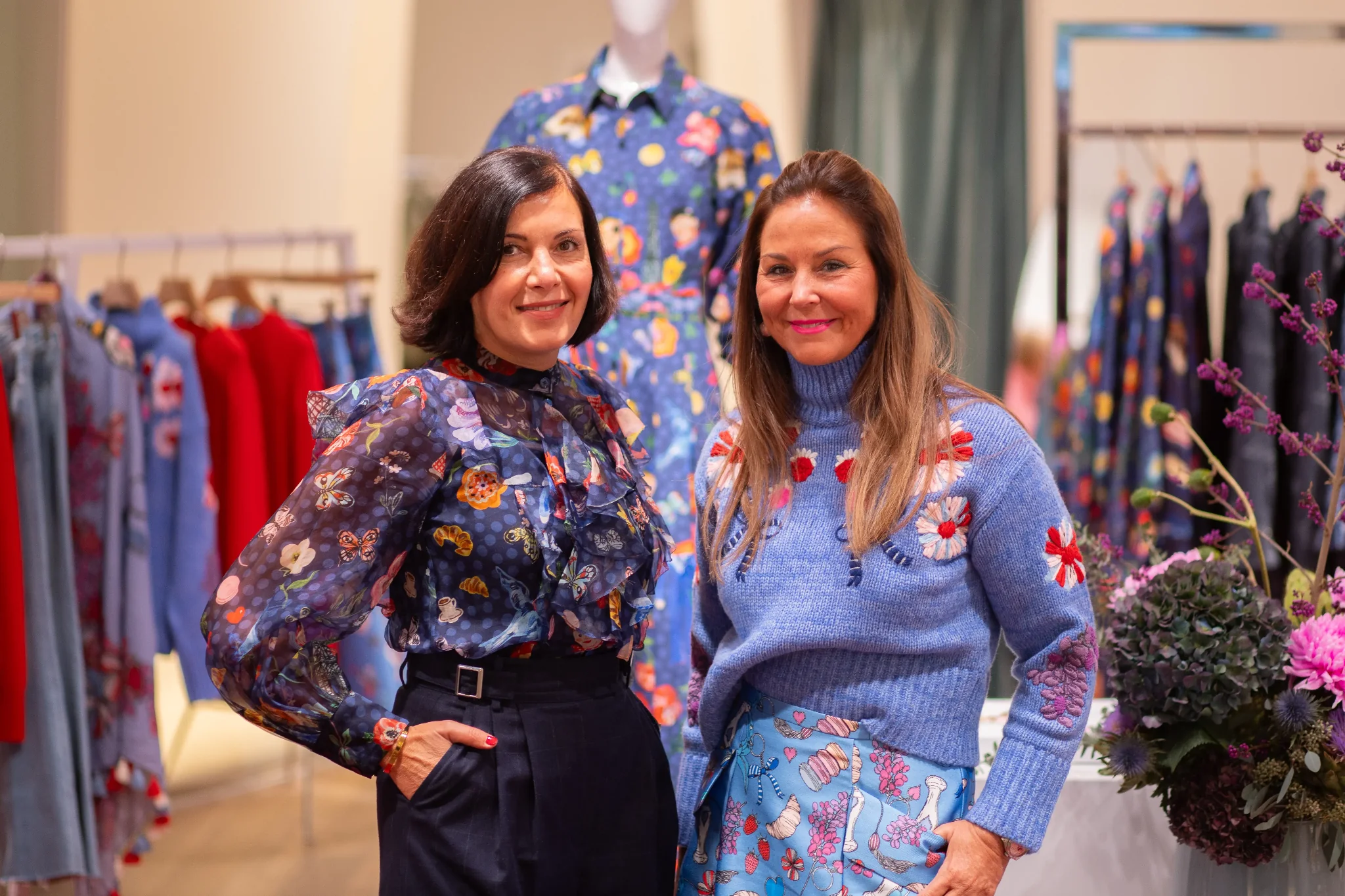 Zwei Frauen in farbenfroher Mode beim Maison-Common-Event