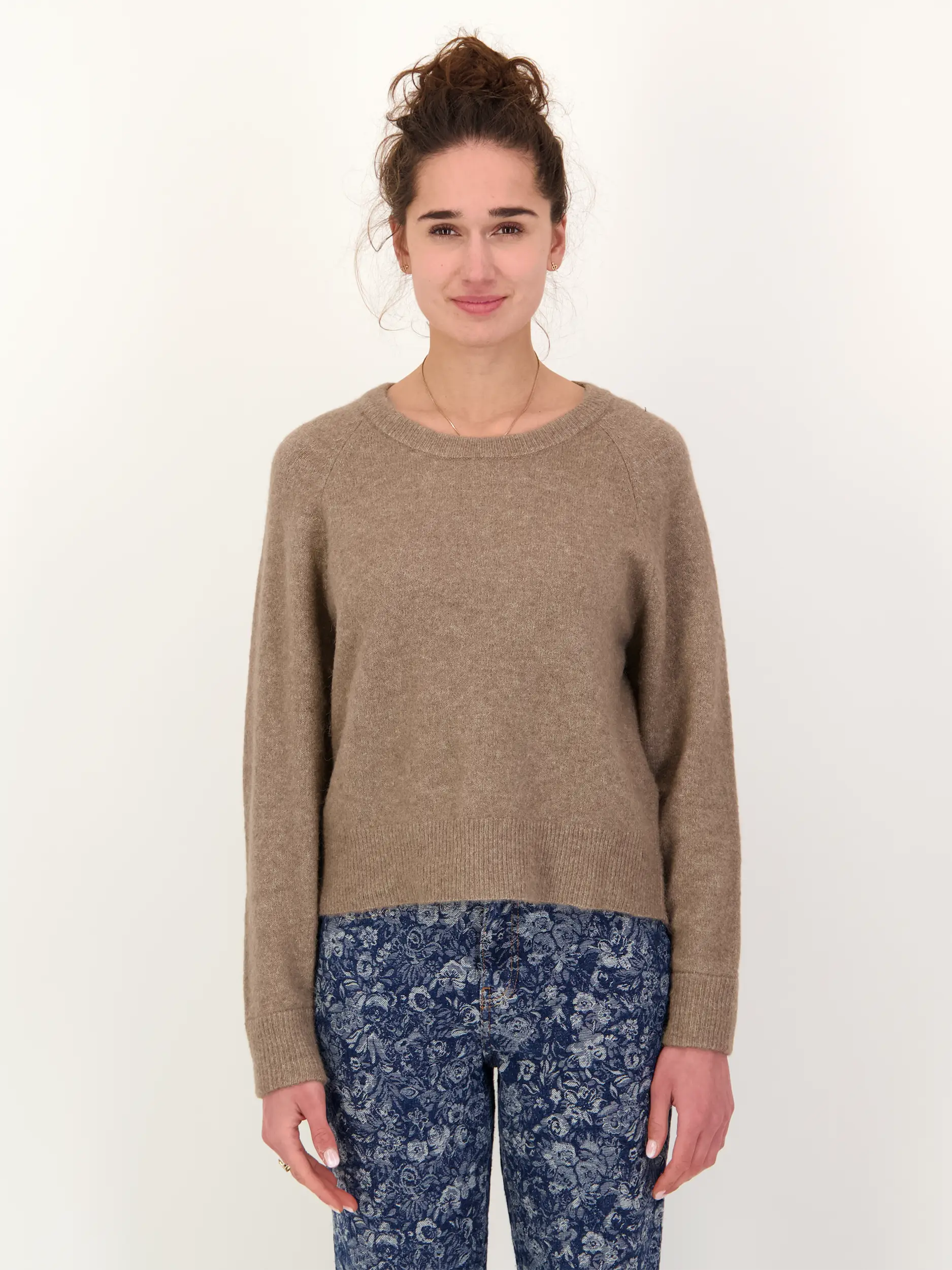 Pullover 'Nor On' - Artikel Vorderseite getragen von einem Modell - Farbe: Braun