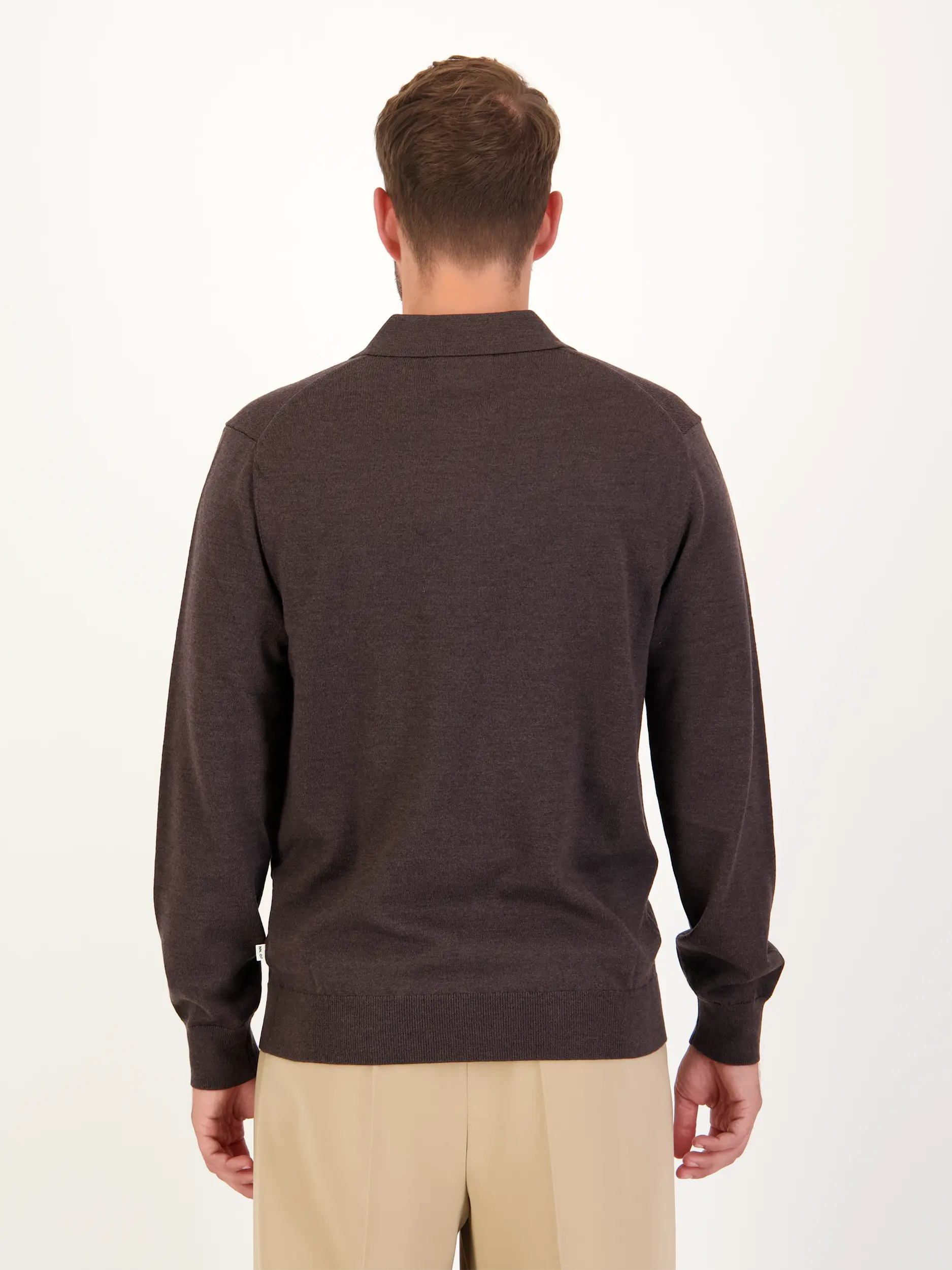 Pullover 'Sergio' aus Wolle langarm - Artikel Rückseite getragen von einem Modell - Farbe: Braun