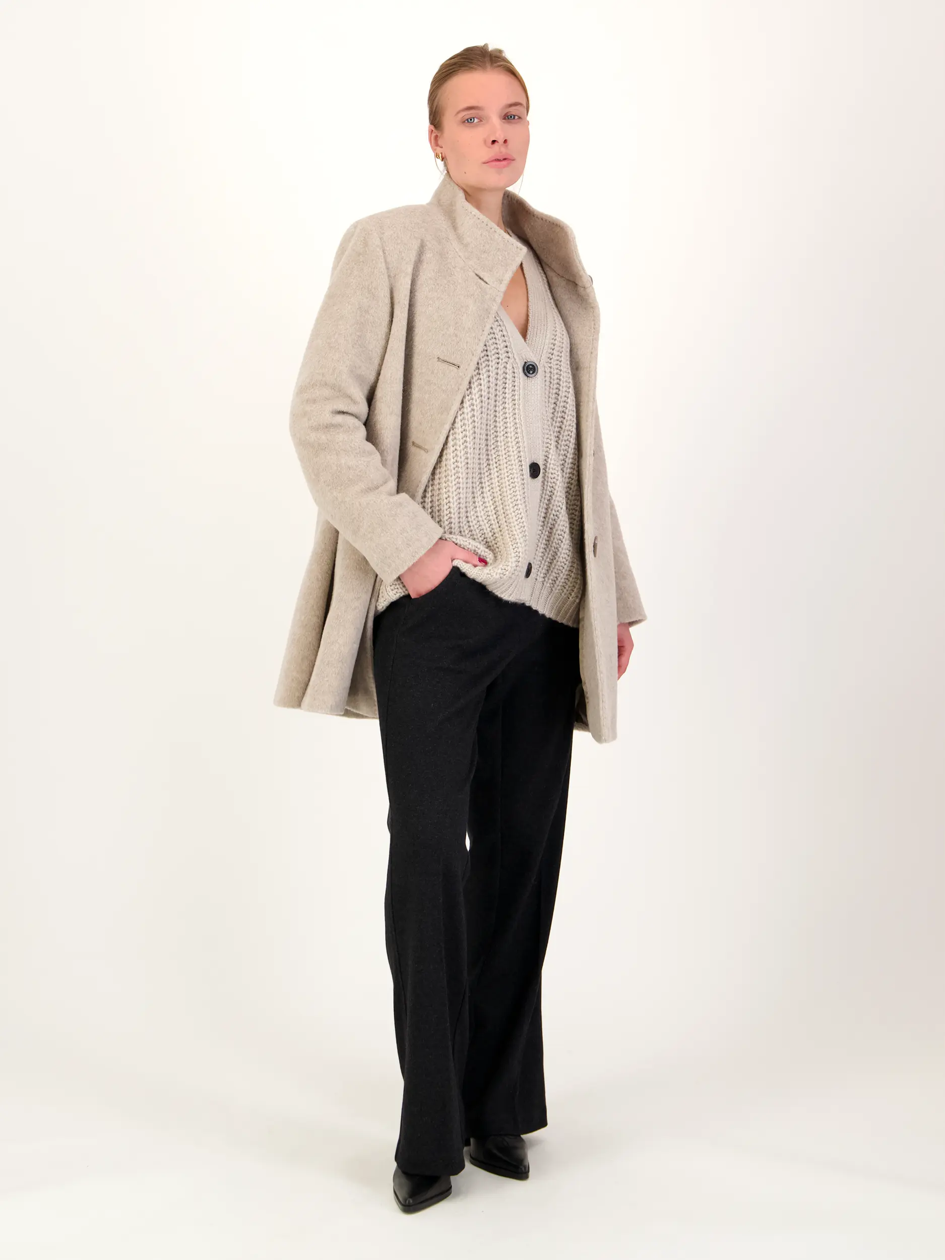 Kurzmantel aus Woll-Mix - Artikel Teil eines Outfits getragen von einem Modell - Farbe: Beige