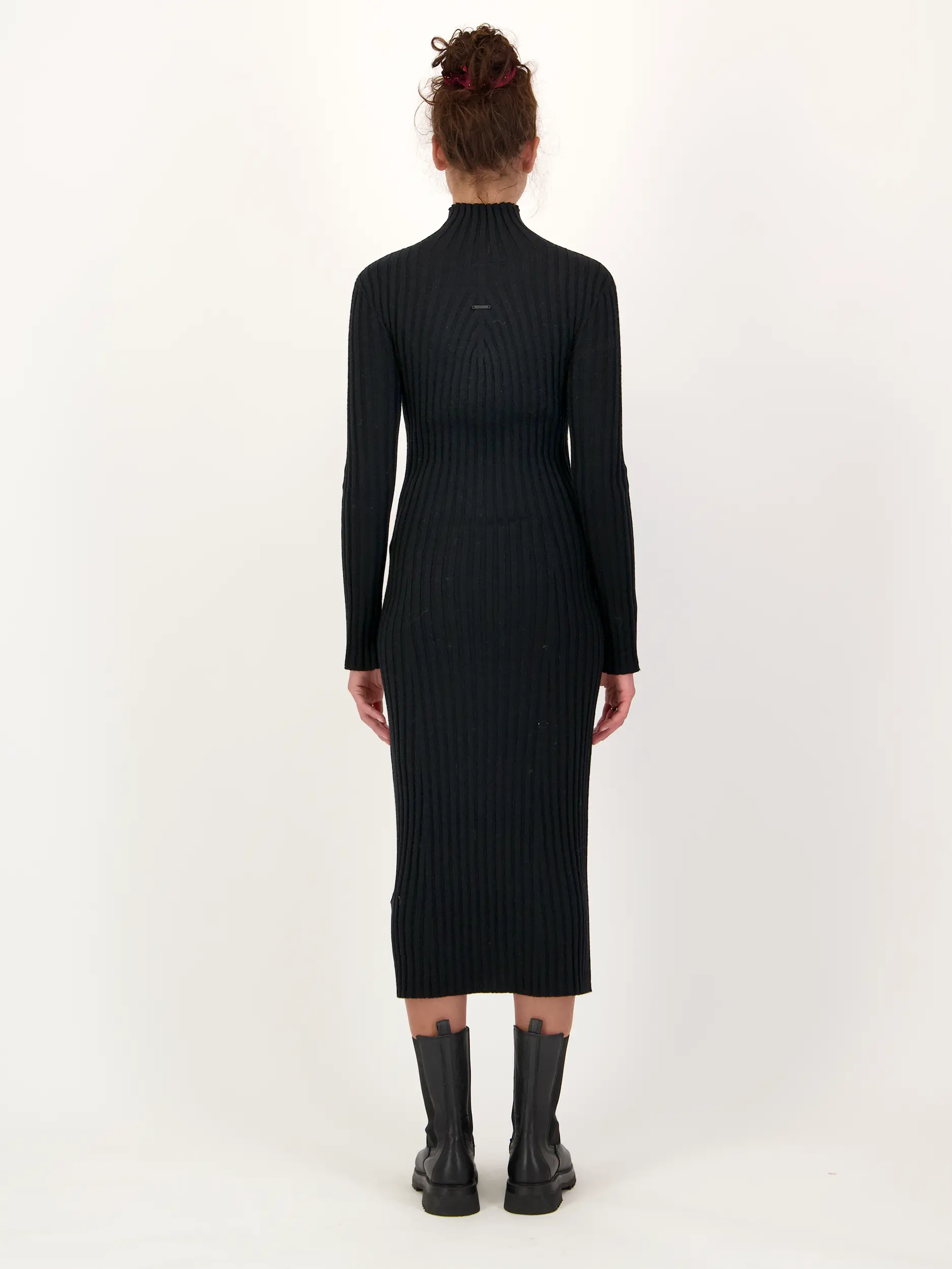 Maxi Strickkleid 'Folas' - Artikel Rückseite getragen von einem Modell - Farbe: Schwarz