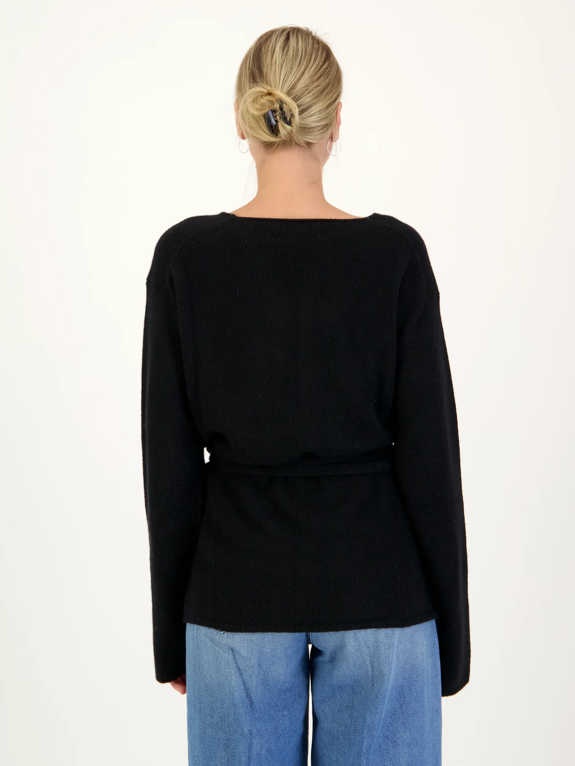 Strickjacke 'Victoria' aus Kaschmir-Mix langarm - Artikel Rückseite getragen von einem Modell - Farbe: Schwarz
