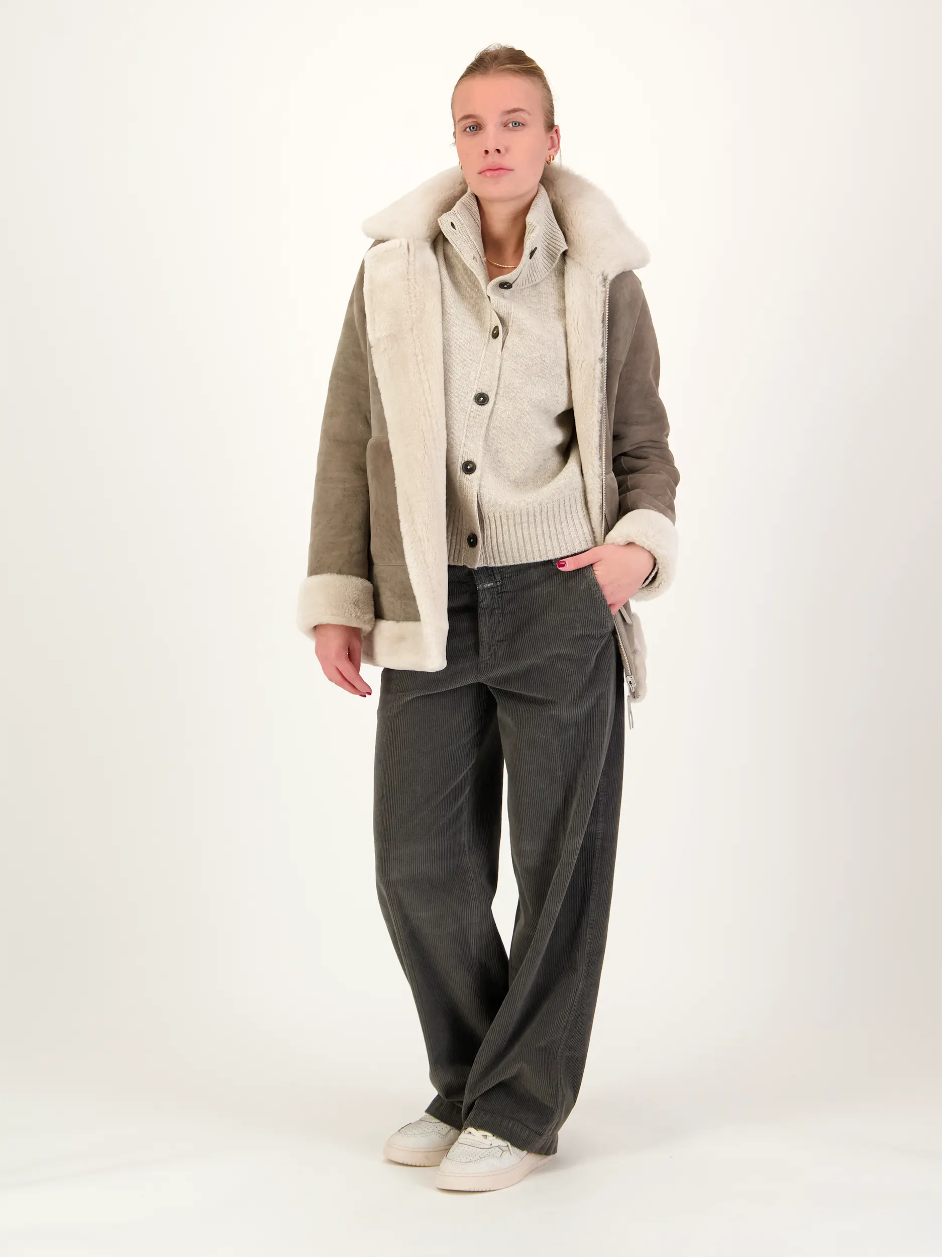 Cordhose 'Selma' - Artikel Teil eines Outfits getragen von einem Modell - Farbe: Grau