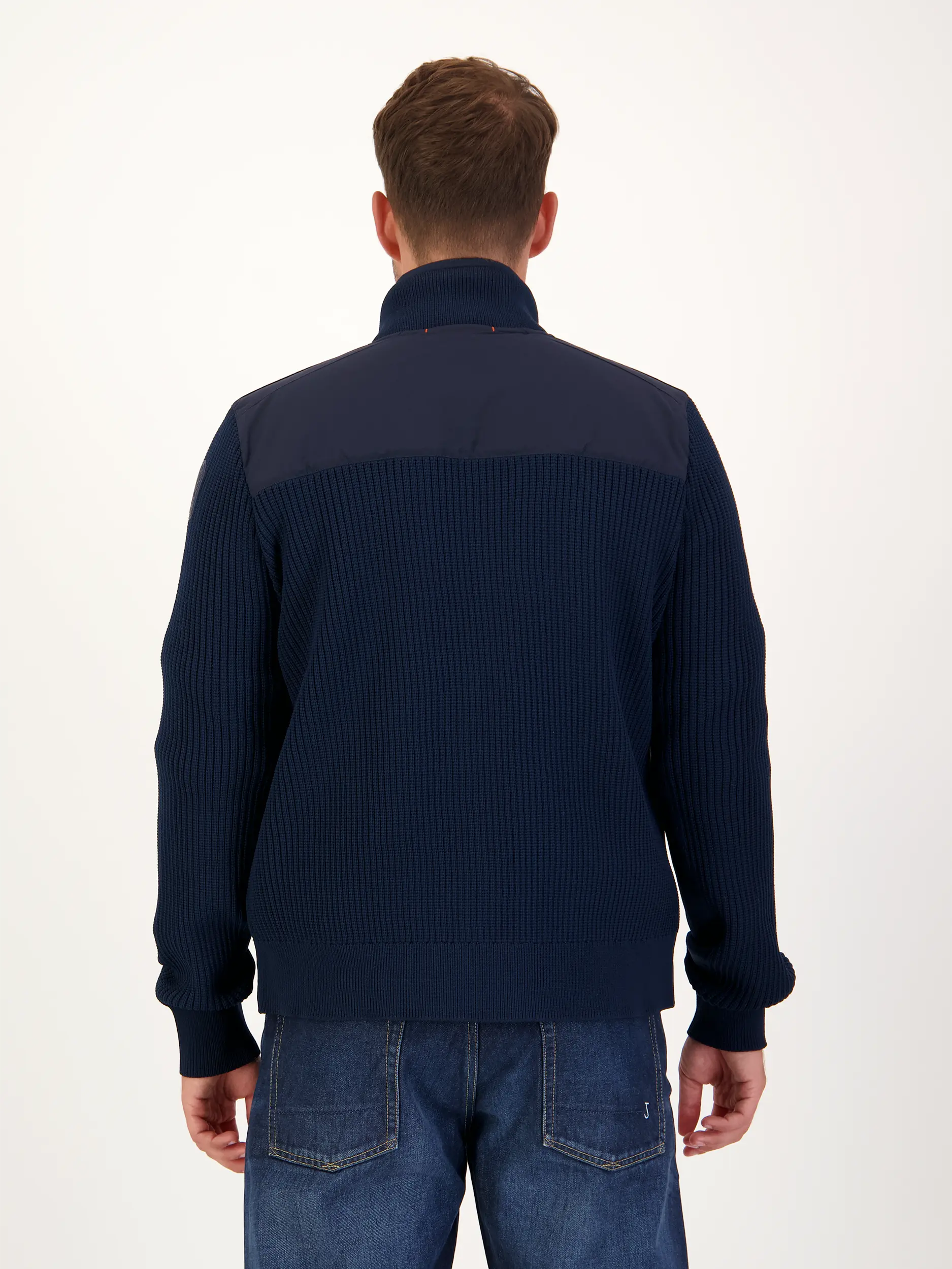Strickjacke 'Zorba' aus Materialmix - Artikel Rückseite getragen von einem Modell - Farbe: Blau