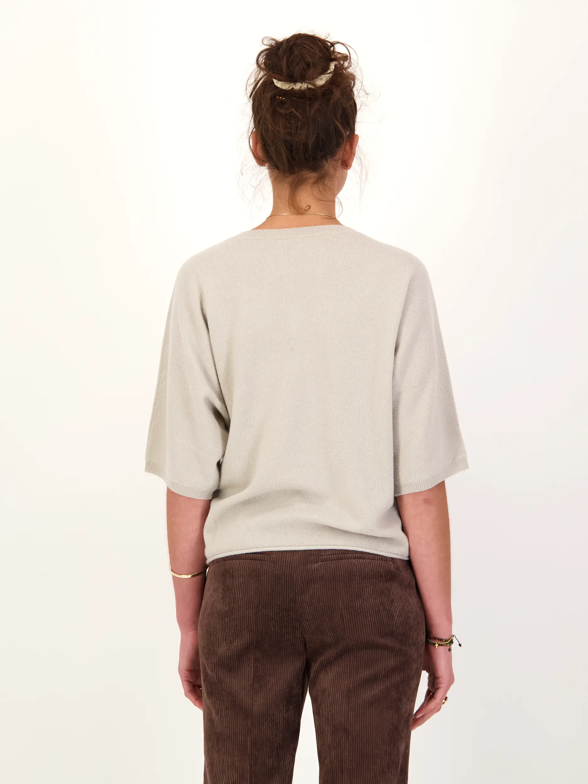 Pullover aus Wolle kurzarm - Artikel Rückseite getragen von einem Modell - Farbe: Creme