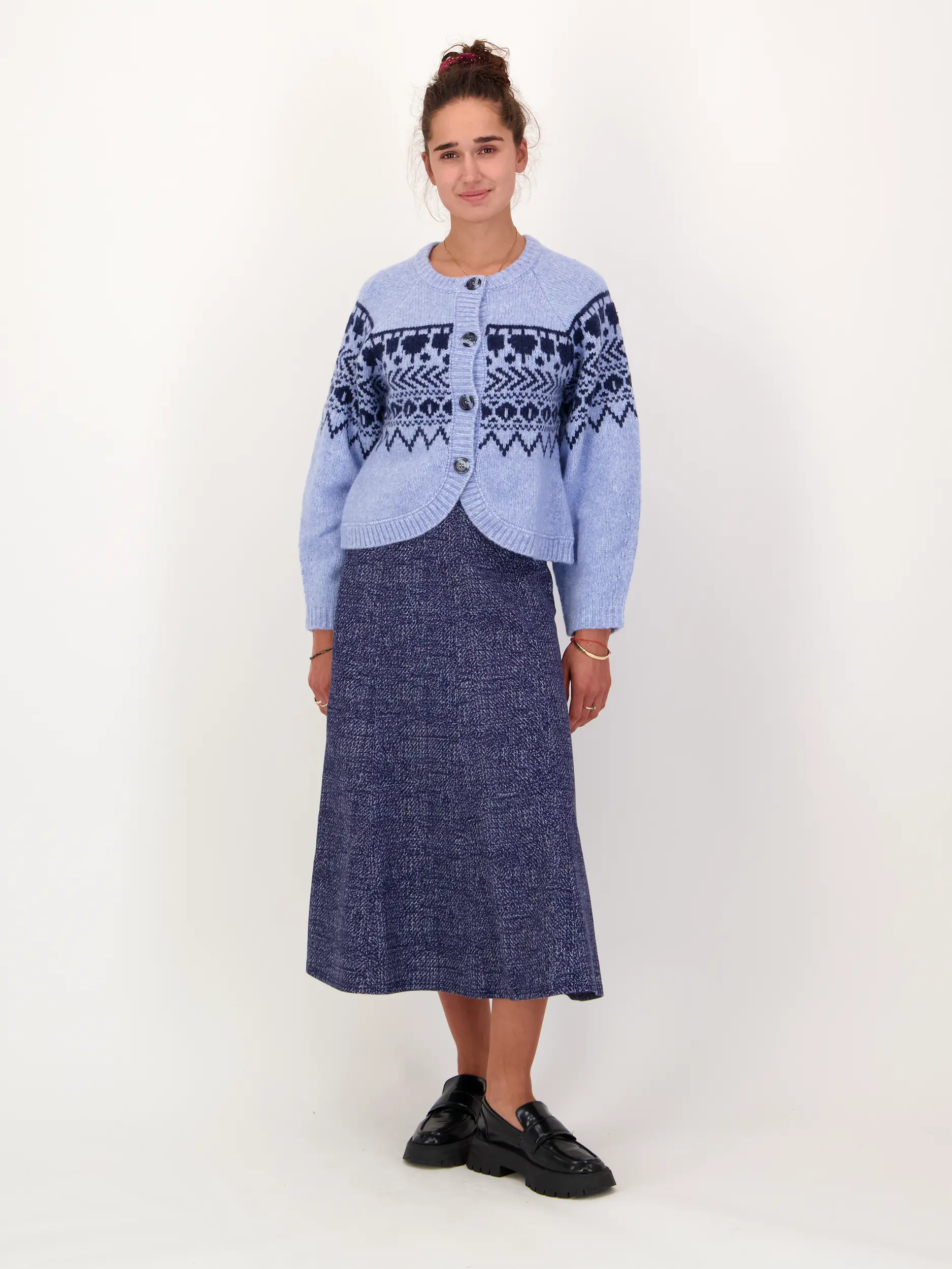 Strickjacke aus Woll-Mix - Artikel Teil eines Outfits getragen von einem Modell - Farbe: Blau