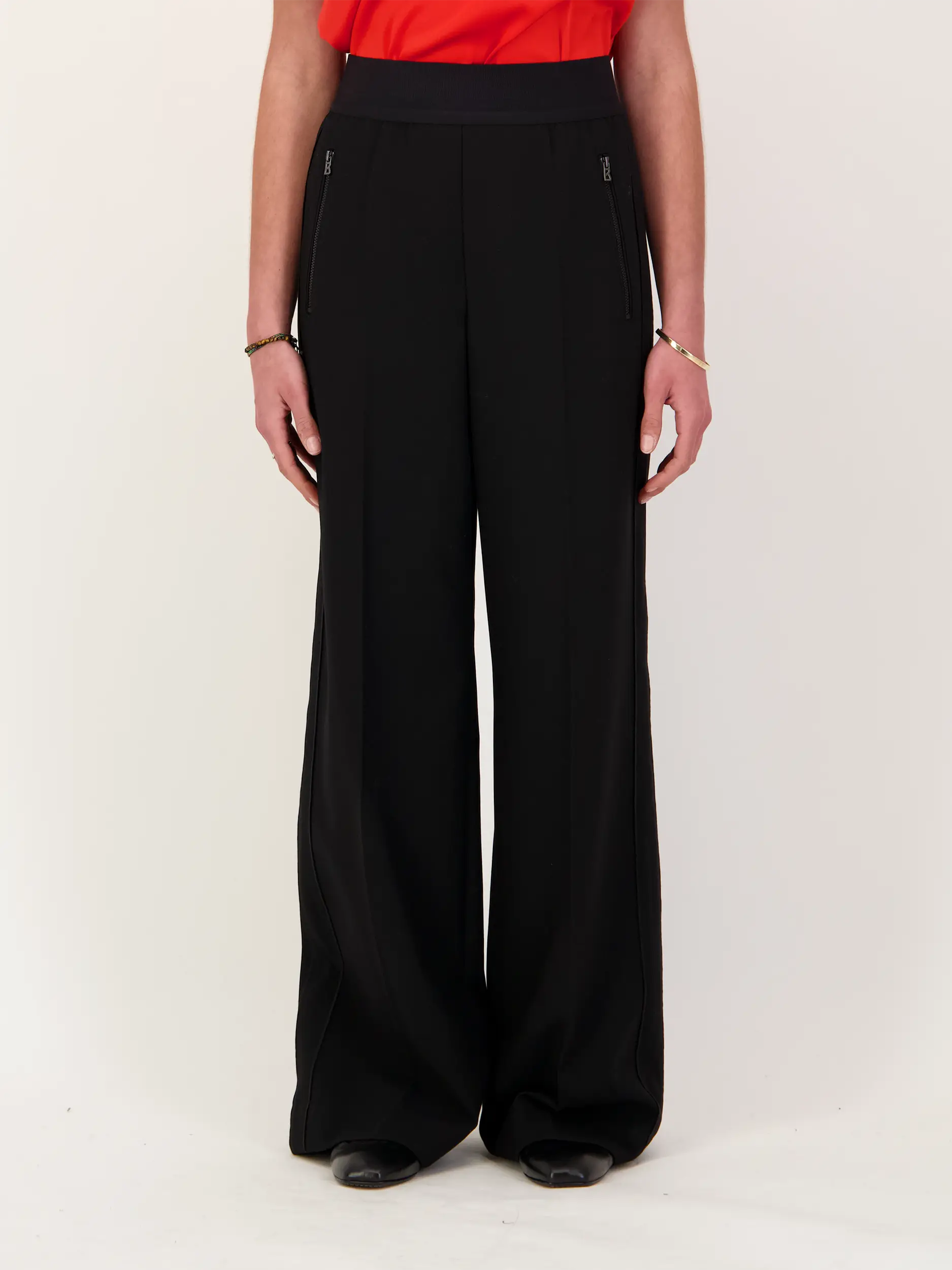 Bundfaltenhose 'Ylvi' - Artikel Vorderseite getragen von einem Modell - Farbe: Schwarz