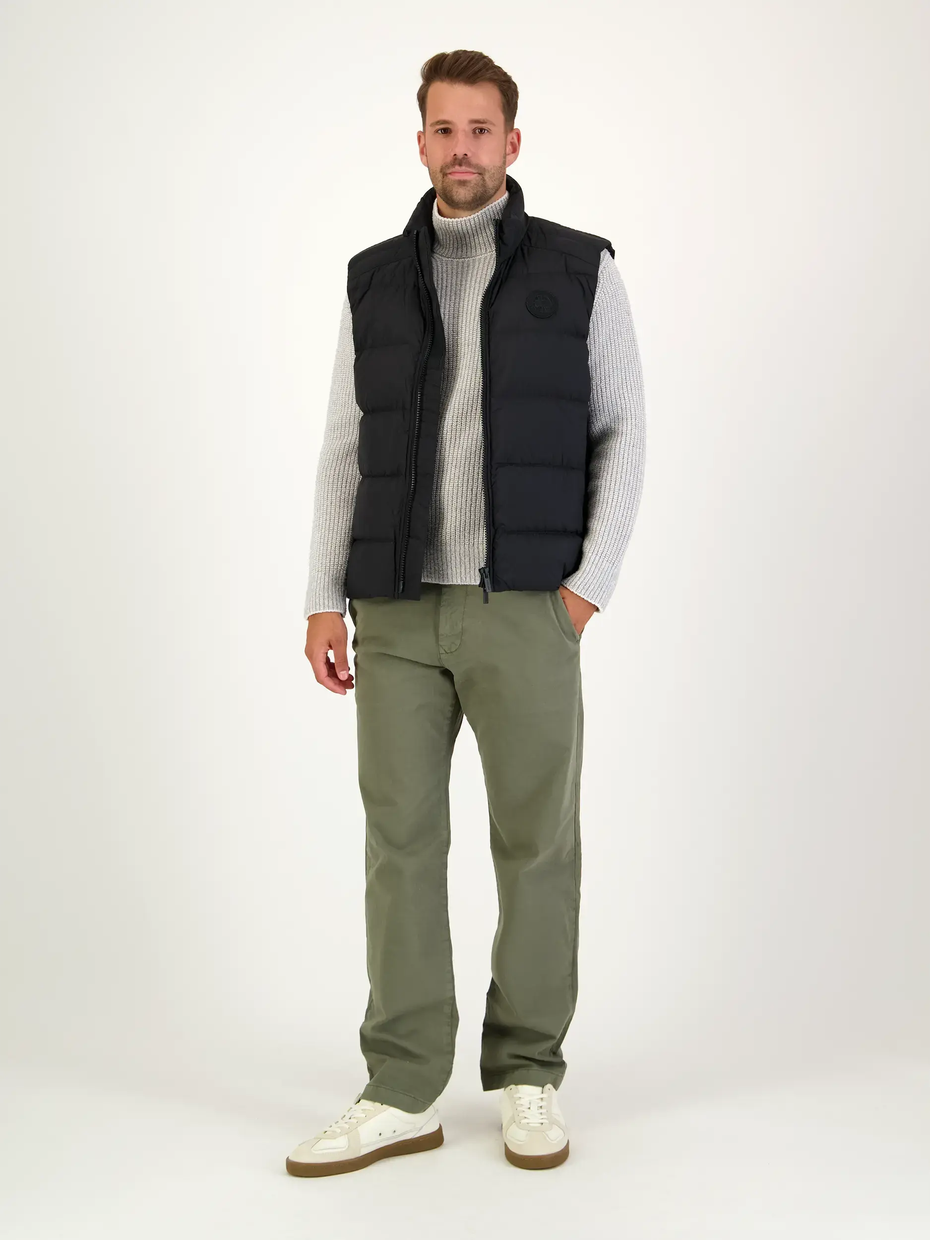Hose 'Aden' - Artikel Teil eines Outfits getragen von einem Modell - Farbe: Grün